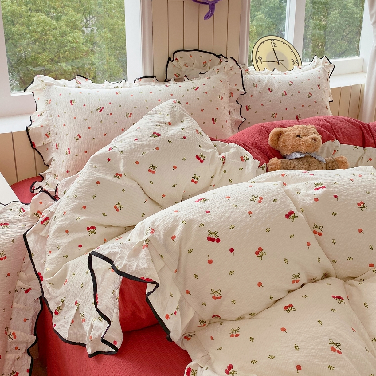 91家纺网 家纺一手货源 找家纺 爱橙家纺（原艾橙家纺） 2026春夏新款韩式花边110g超柔泡芙纱四件套 樱红絮语