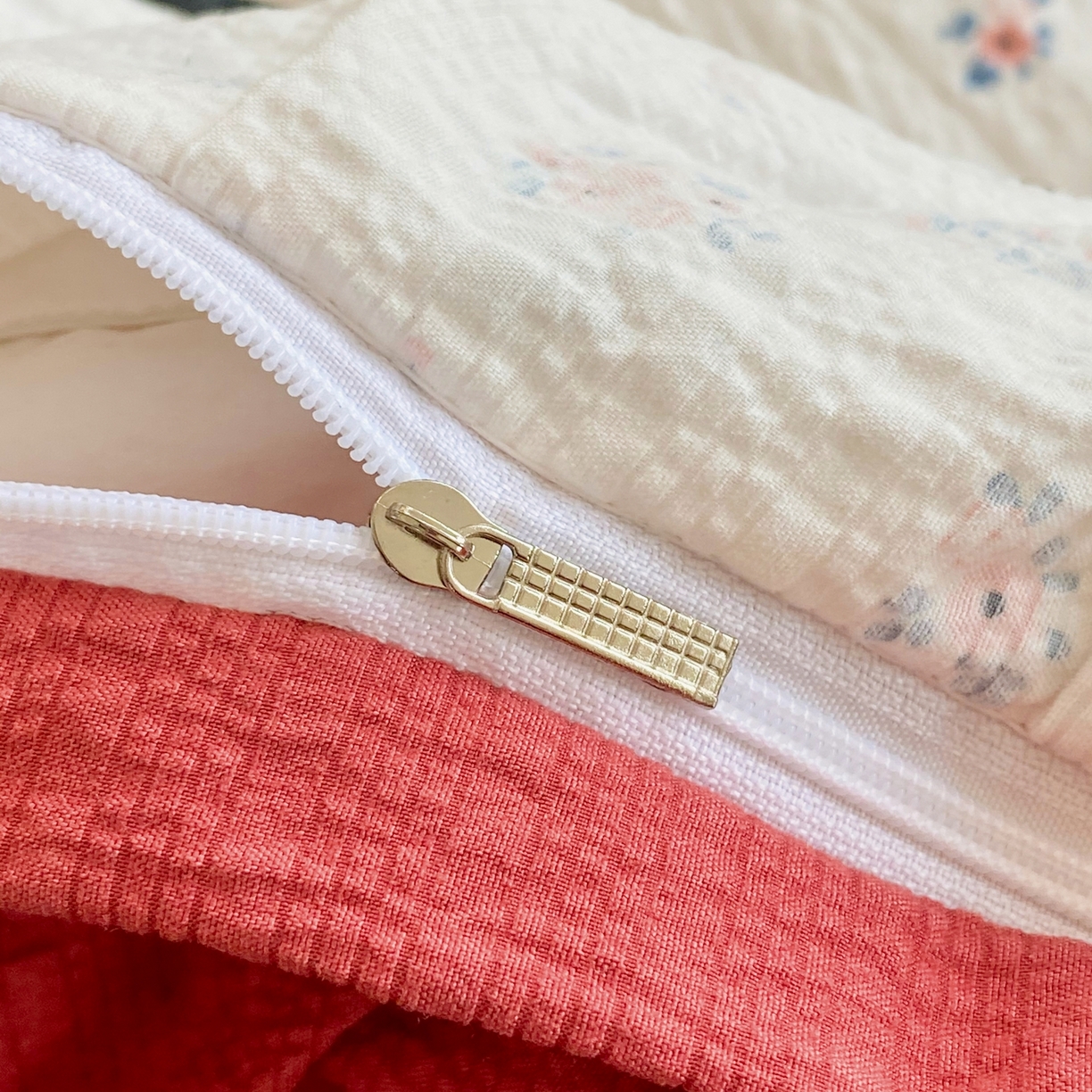 91家纺网 家纺一手货源 找家纺 爱橙家纺（原艾橙家纺） 2026春夏新款韩式花边110g超柔泡芙纱四件套 花町软猫