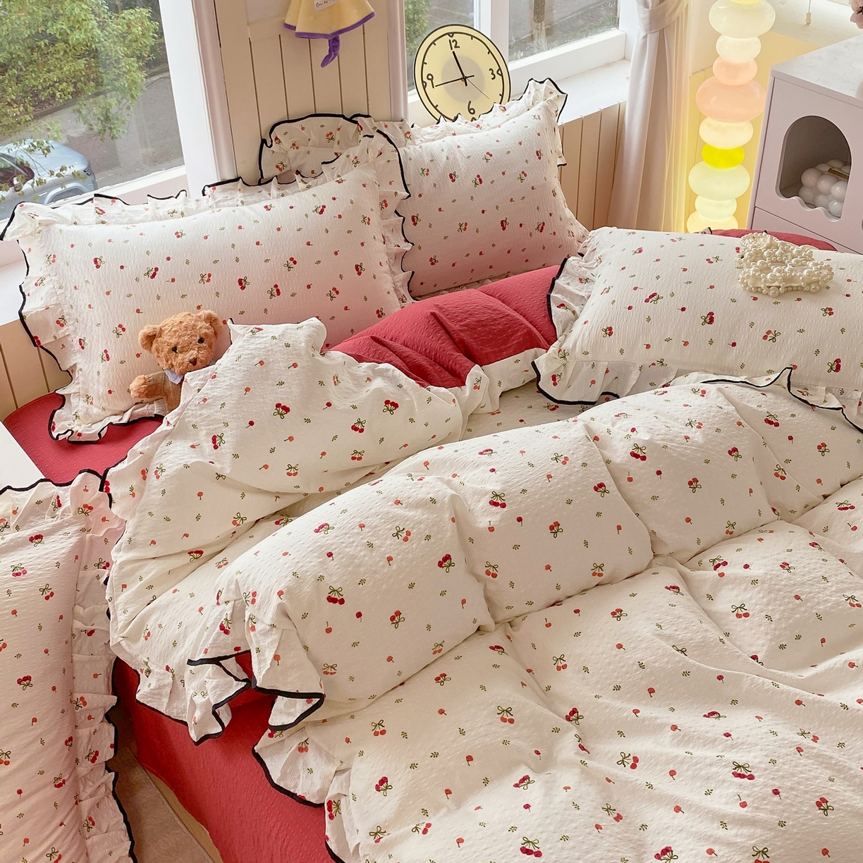 91家纺网 家纺一手货源 找家纺 爱橙家纺（原艾橙家纺） 2026春夏新款韩式花边110g超柔泡芙纱四件套 樱红絮语