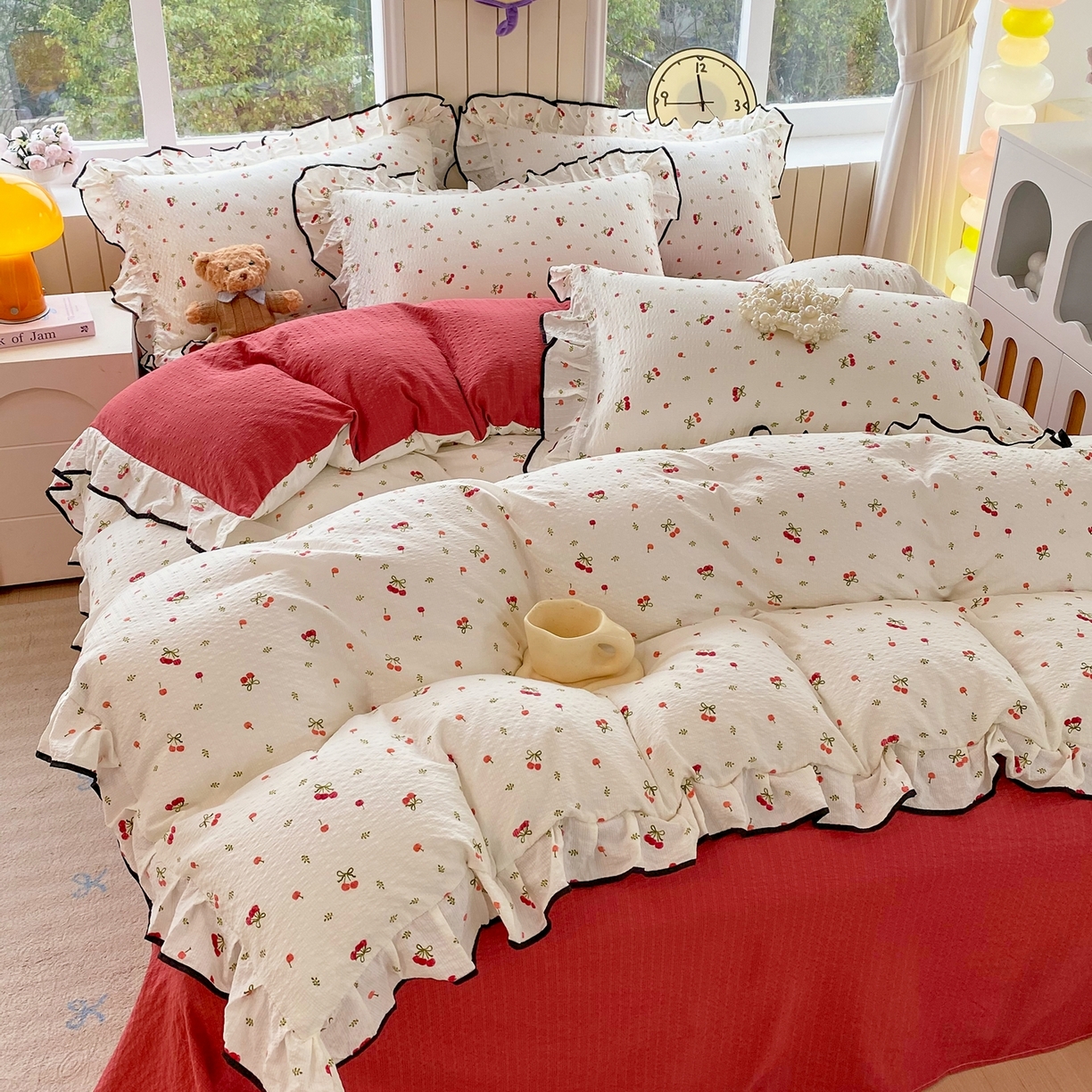 91家纺网 家纺一手货源 找家纺 爱橙家纺（原艾橙家纺） 2026春夏新款韩式花边110g超柔泡芙纱四件套 樱红絮语