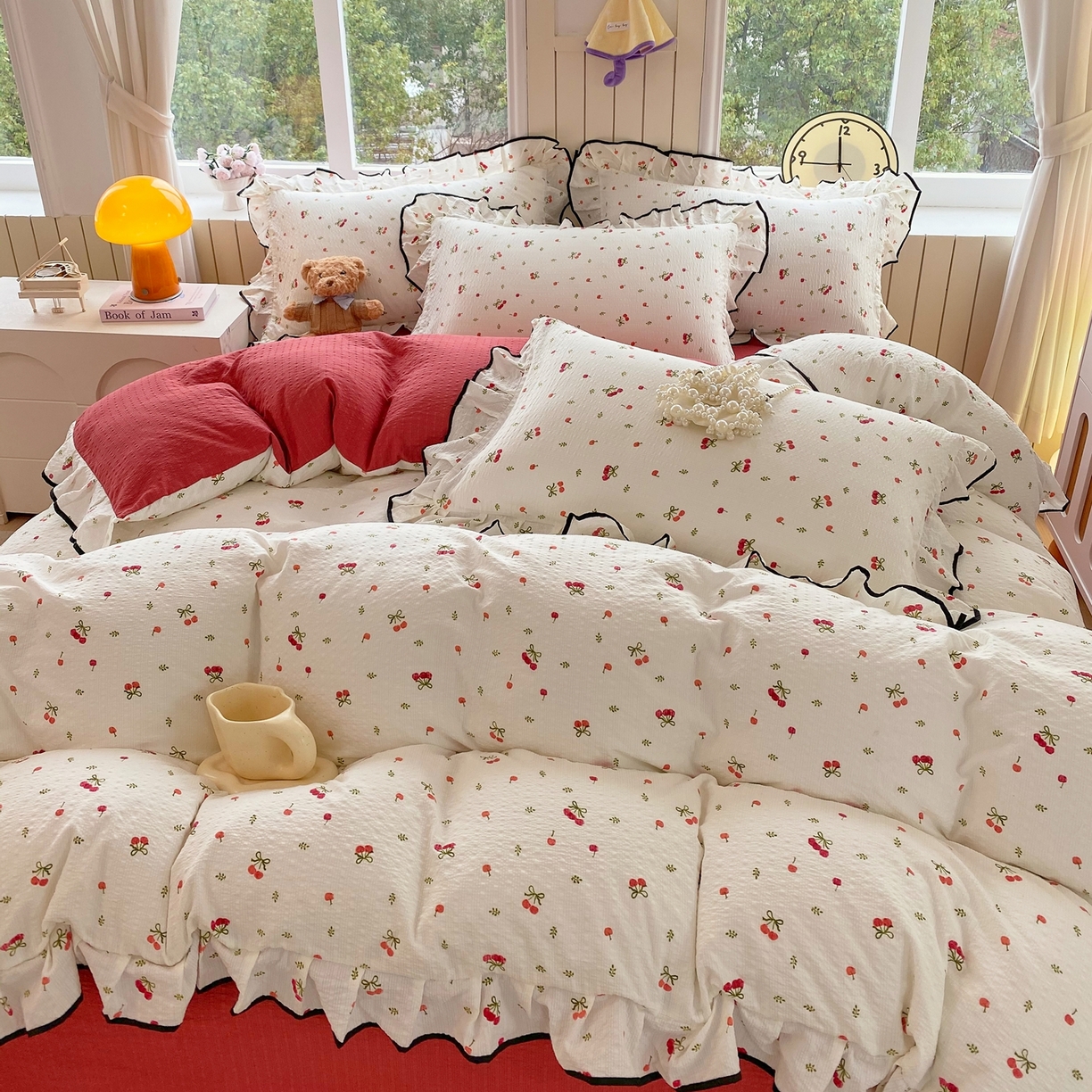 91家纺网 家纺一手货源 找家纺 爱橙家纺（原艾橙家纺） 2026春夏新款韩式花边110g超柔泡芙纱四件套 樱红絮语