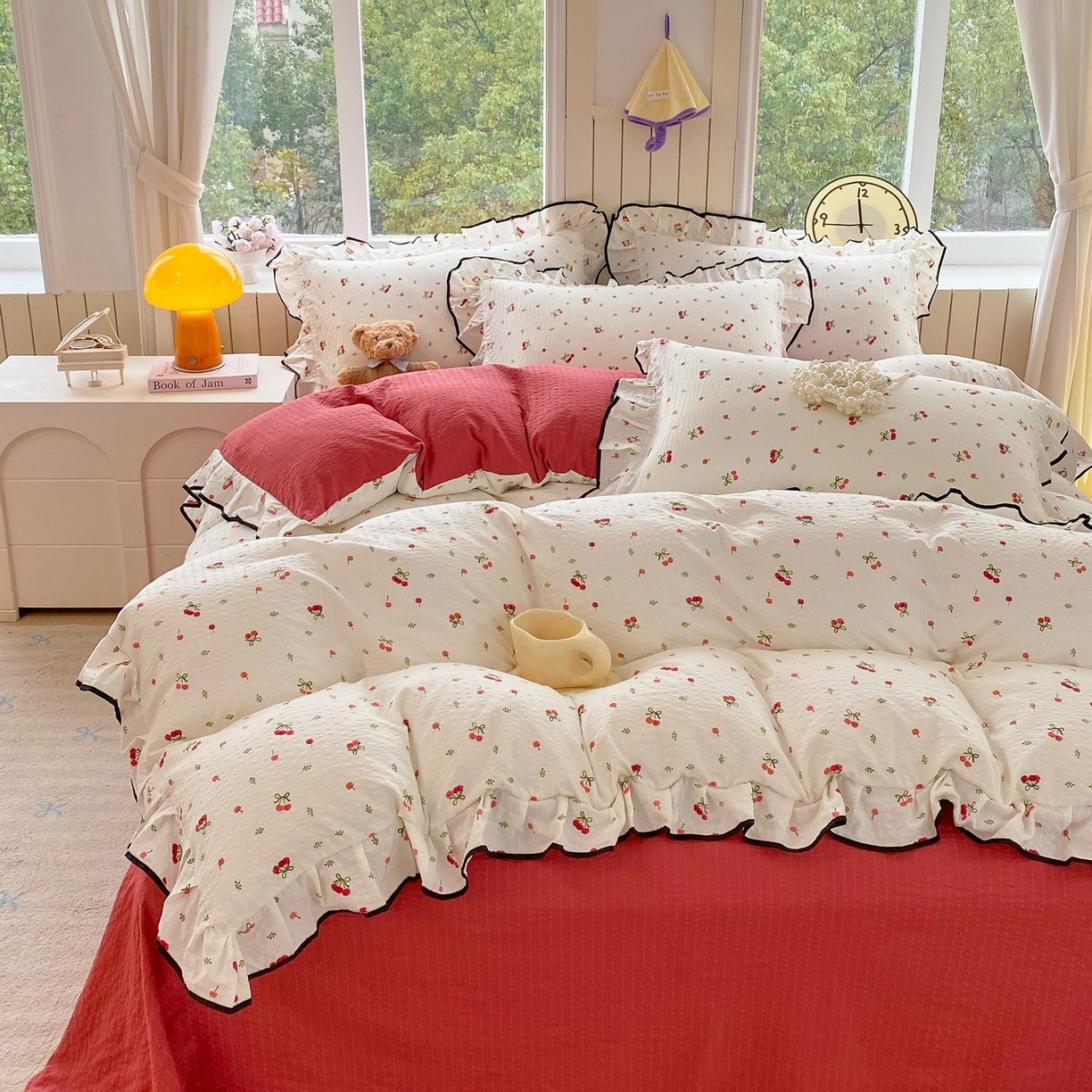 91家纺网 家纺一手货源 找家纺 爱橙家纺（原艾橙家纺） 2026春夏新款韩式花边110g超柔泡芙纱四件套 樱红絮语