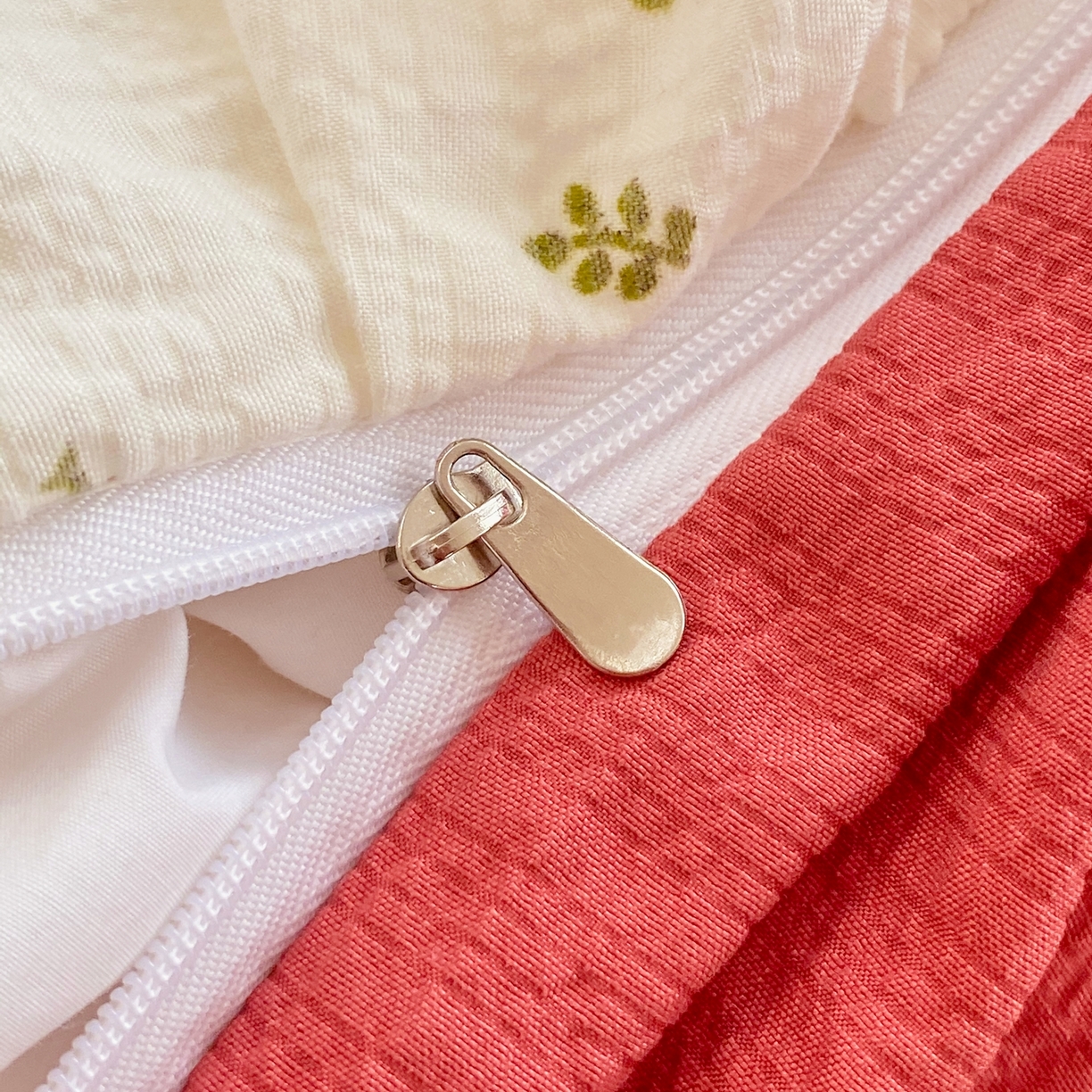 91家纺网 家纺一手货源 找家纺 爱橙家纺（原艾橙家纺） 2026春夏新款韩式花边110g超柔泡芙纱四件套 樱红絮语