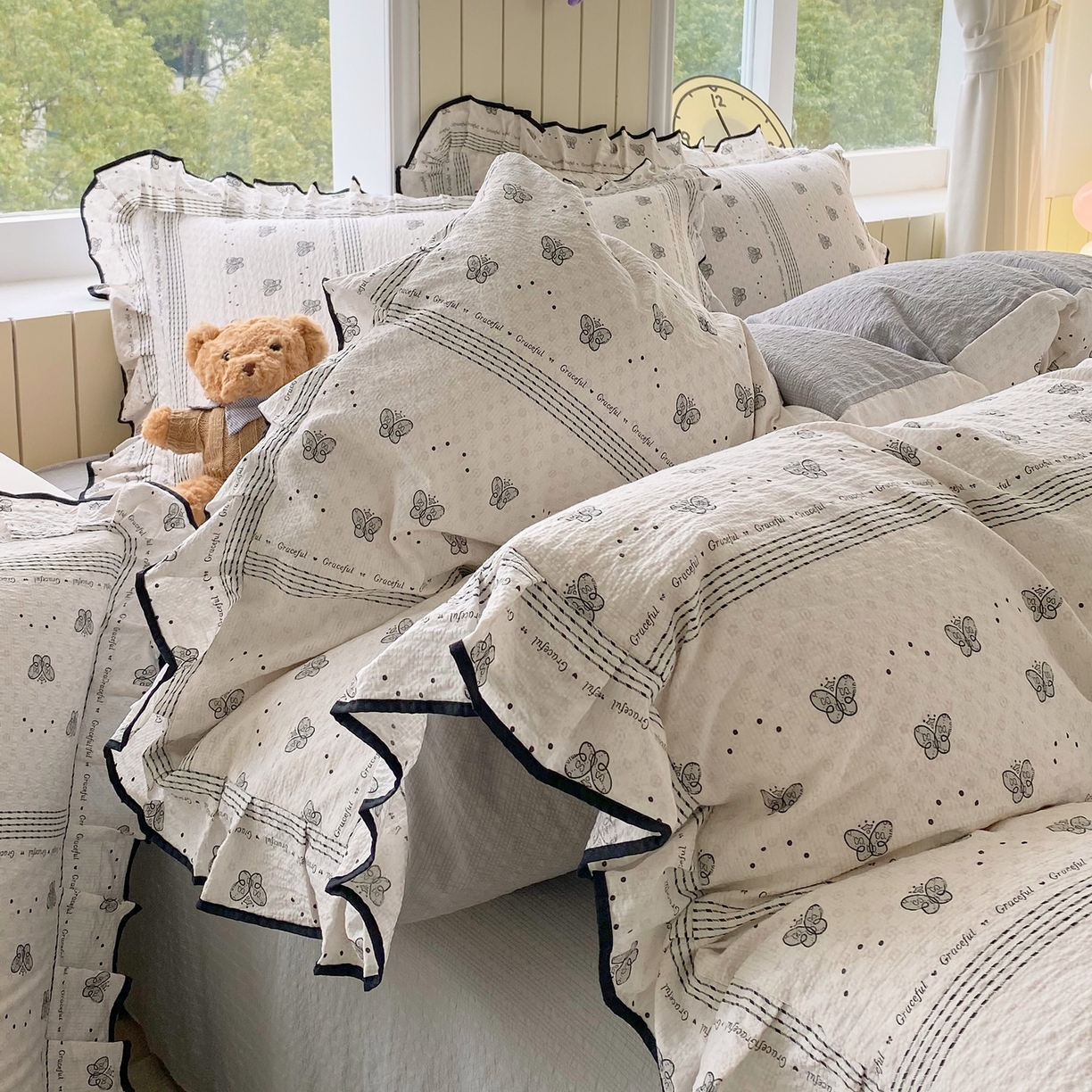 91家纺网 家纺一手货源 找家纺 爱橙家纺（原艾橙家纺） 2026春夏新款韩式花边110g超柔泡芙纱四件套 蝶语