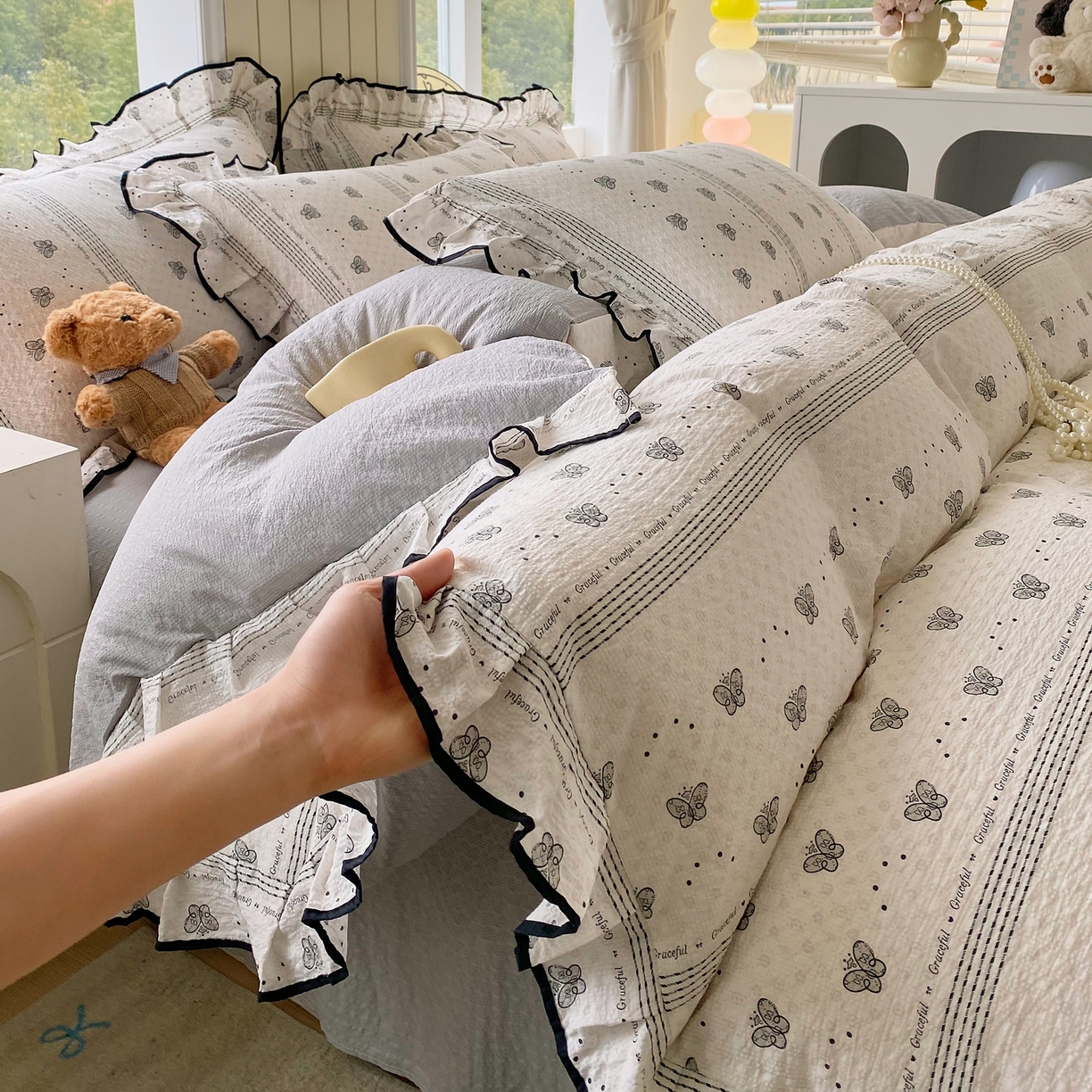 91家纺网 家纺一手货源 找家纺 爱橙家纺（原艾橙家纺） 2026春夏新款韩式花边110g超柔泡芙纱四件套 蝶语