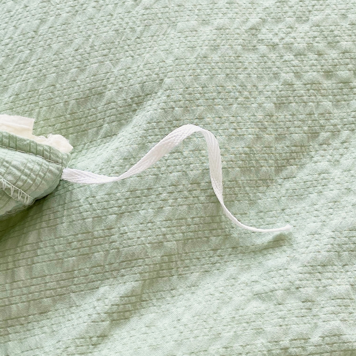 91家纺网 家纺一手货源 找家纺 爱橙家纺（原艾橙家纺） 2026春夏新款韩式花边110g超柔泡芙纱四件套 马卡龙爱心