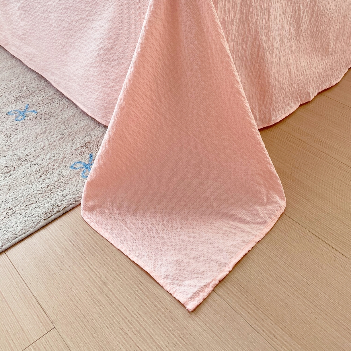 91家纺网 家纺一手货源 找家纺 爱橙家纺（原艾橙家纺） 2026春夏新款韩式花边110g超柔泡芙纱四件套 美莓果