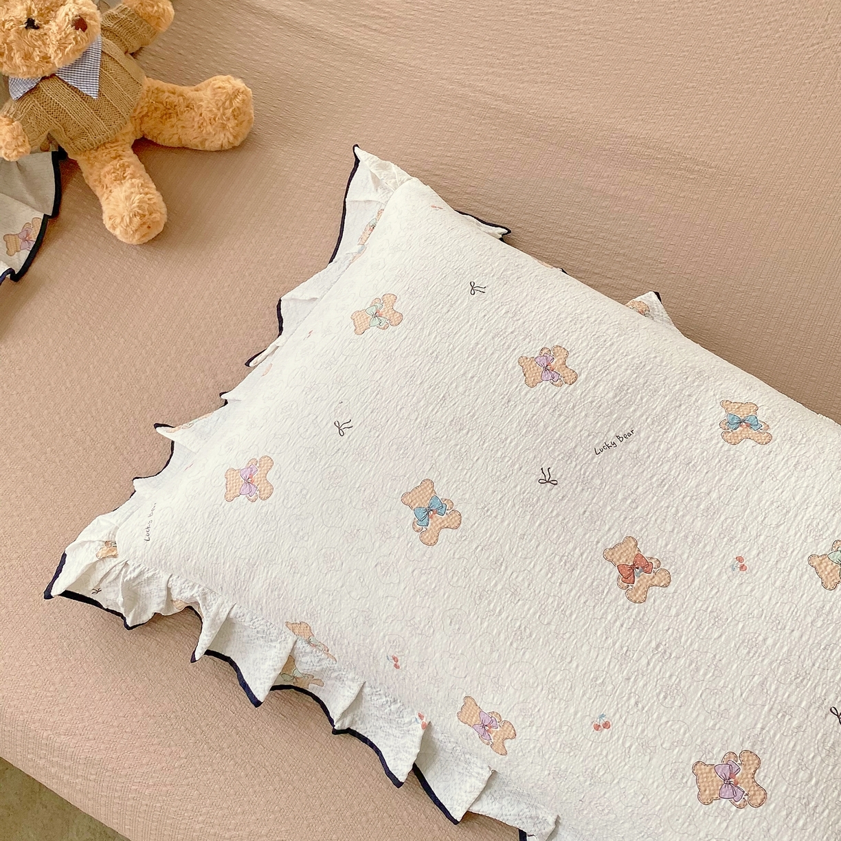 91家纺网 家纺一手货源 找家纺 爱橙家纺（原艾橙家纺） 2026春夏新款韩式花边110g超柔泡芙纱四件套 云朵熊