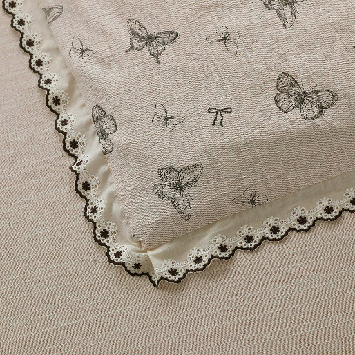 91家纺网 家纺一手货源 找家纺 恋之语 2026新款全棉花边色织水洗棉花边四件套 浅棕蝶舞