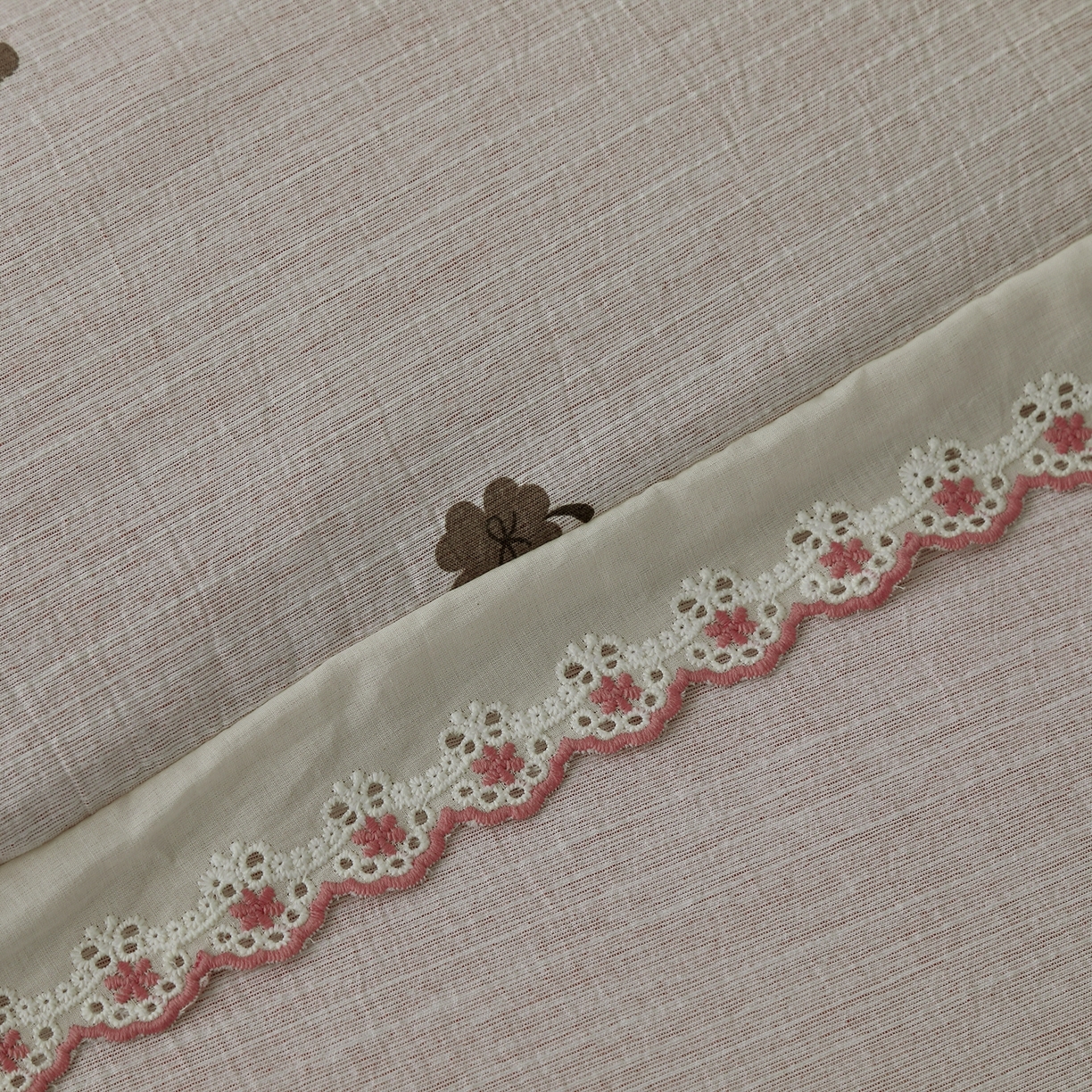 91家纺网 家纺一手货源 找家纺 恋之语 2026新款全棉花边色织水洗棉花边四件套 浅棕奶汪