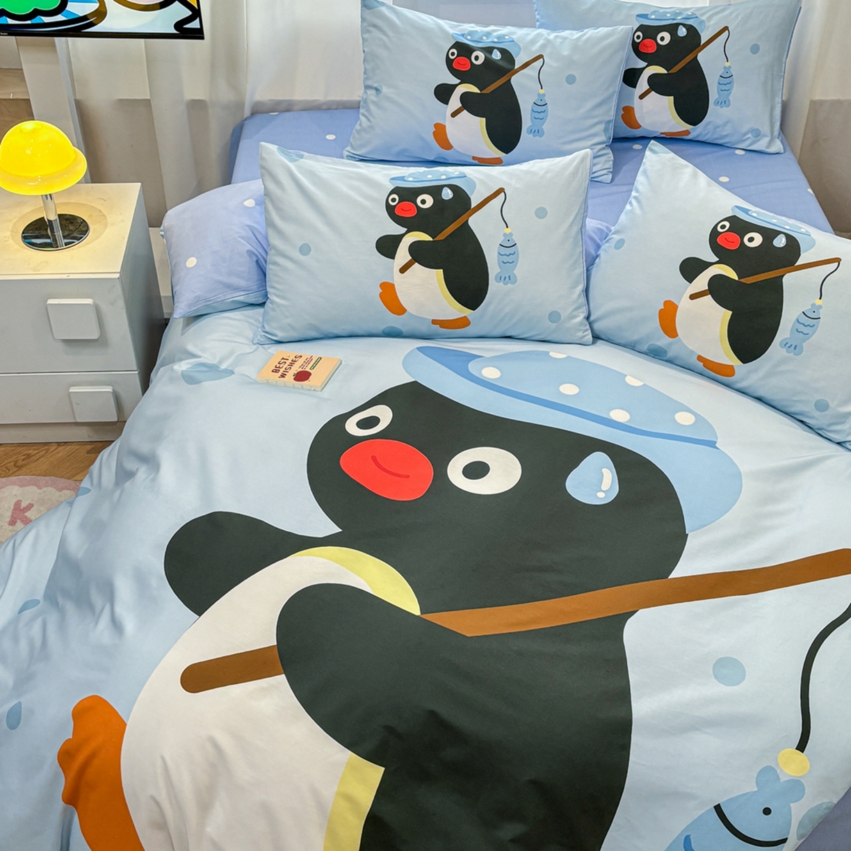 91家纺网 家纺一手货源 找家纺 孩子王家纺 2026新款卡通亲肤活性大版全纯棉专版企鹅系列四件套 钓鱼时光