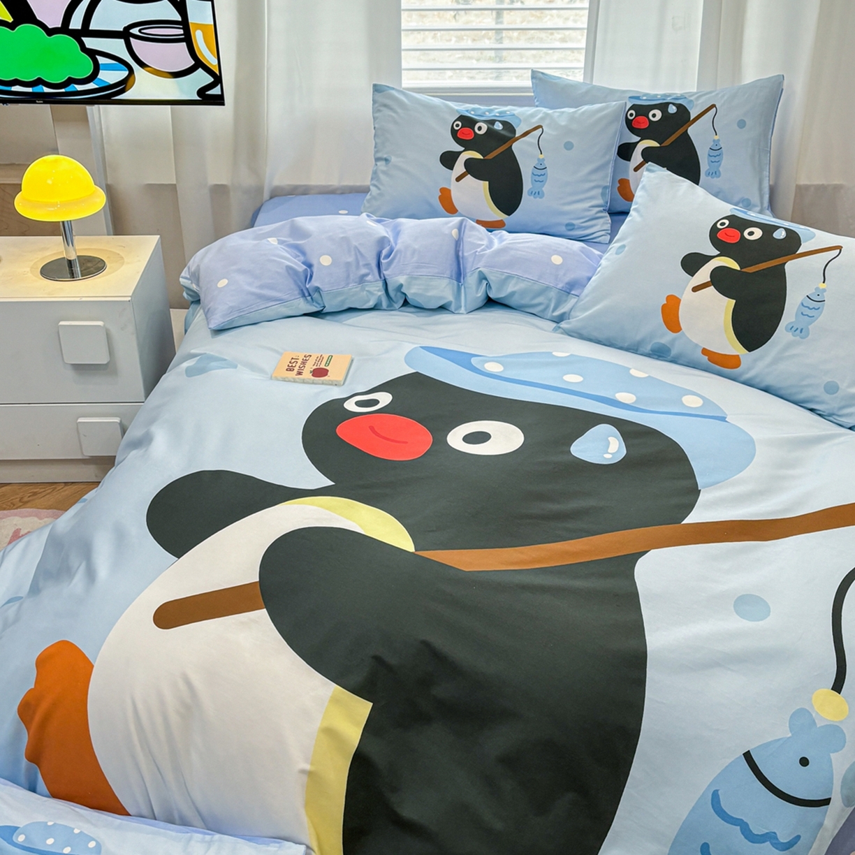 91家纺网 家纺一手货源 找家纺 孩子王家纺 2026新款卡通亲肤活性大版全纯棉专版企鹅系列四件套 钓鱼时光