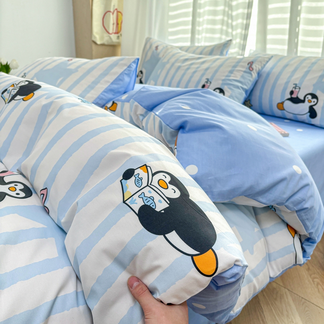 91家纺网 家纺一手货源 找家纺 孩子王家纺 2026新款卡通亲肤活性大版全纯棉专版企鹅系列四件套 条纹企鹅