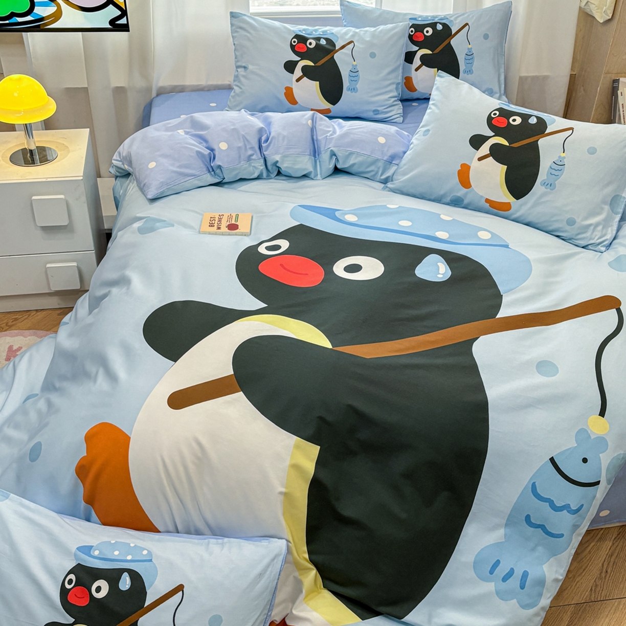 91家纺网 家纺一手货源 找家纺 孩子王家纺 2026新款卡通亲肤活性大版全纯棉专版企鹅系列四件套 钓鱼时光