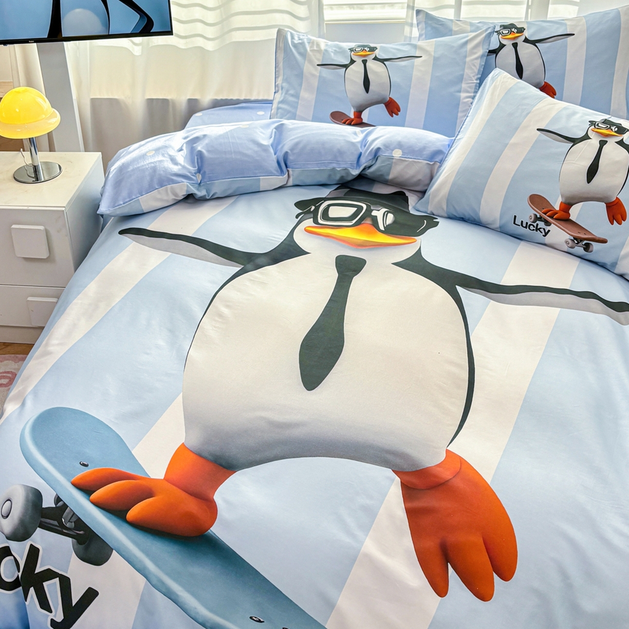 91家纺网 家纺一手货源 找家纺 孩子王家纺 2026新款卡通亲肤活性大版全纯棉专版企鹅系列四件套 滑板企鹅-蓝