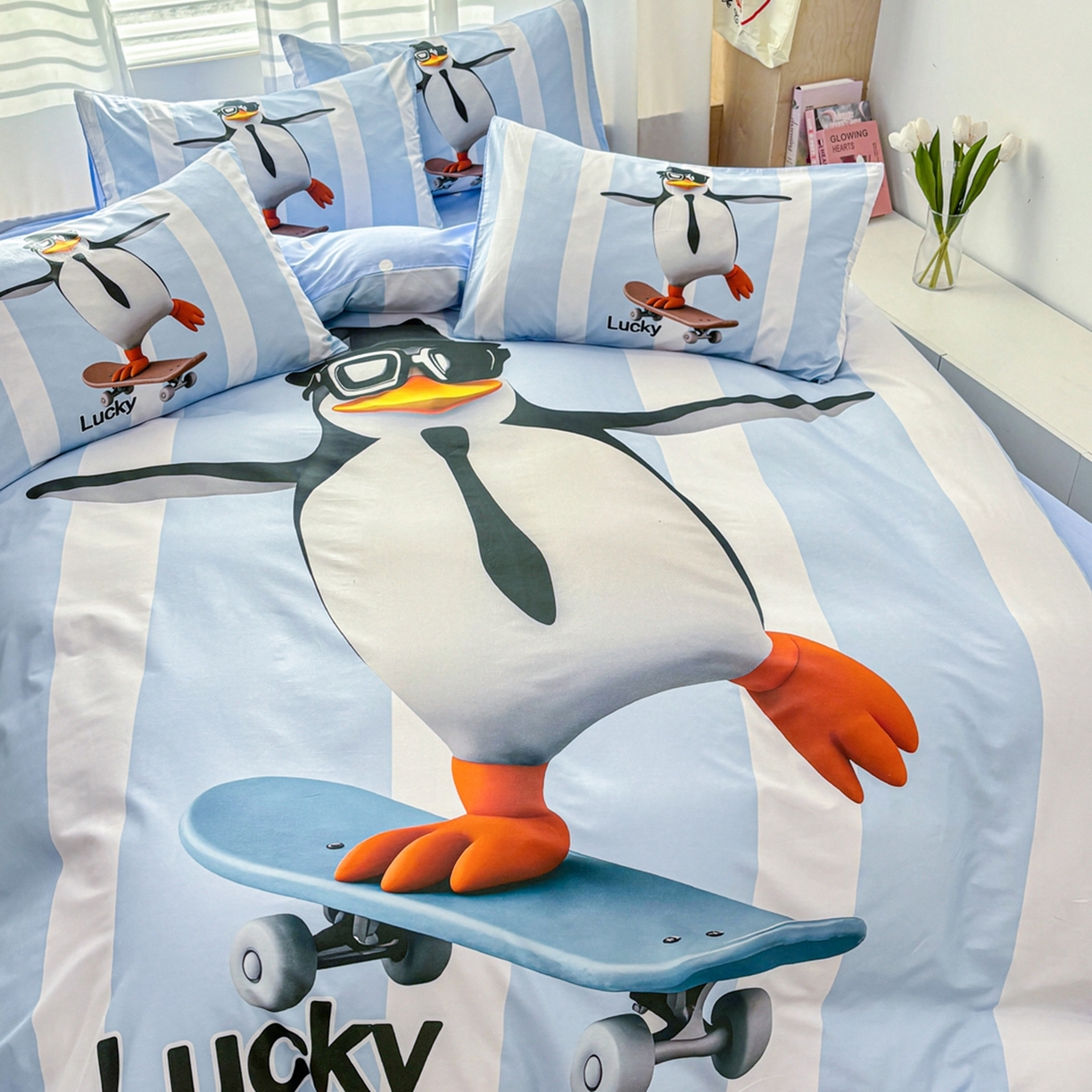 91家纺网 家纺一手货源 找家纺 孩子王家纺 2026新款卡通亲肤活性大版全纯棉专版企鹅系列四件套 滑板企鹅-蓝