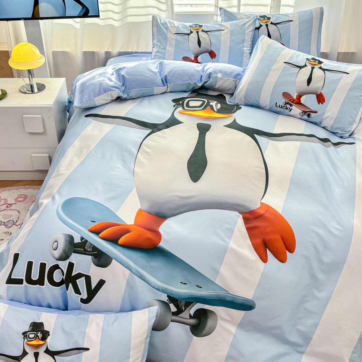 91家纺网 家纺一手货源 找家纺 孩子王家纺 2026新款卡通亲肤活性大版全纯棉专版企鹅系列四件套 滑板企鹅-蓝