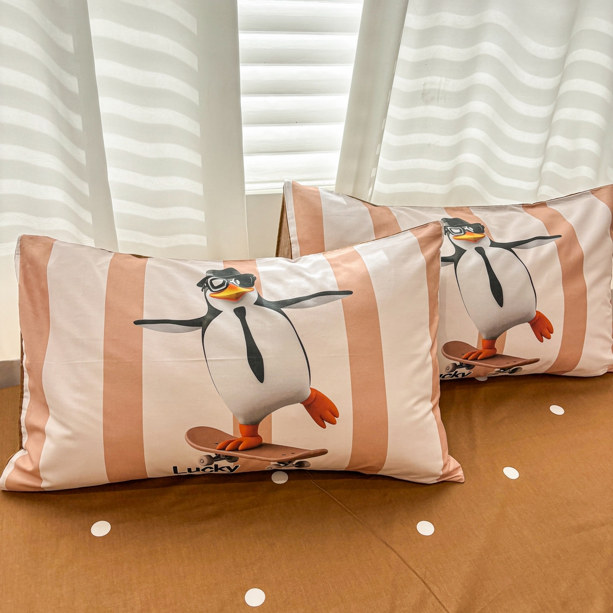 91家纺网 家纺一手货源 找家纺 孩子王家纺 2026新款卡通亲肤活性大版全纯棉专版企鹅系列四件套 滑板企鹅-咖