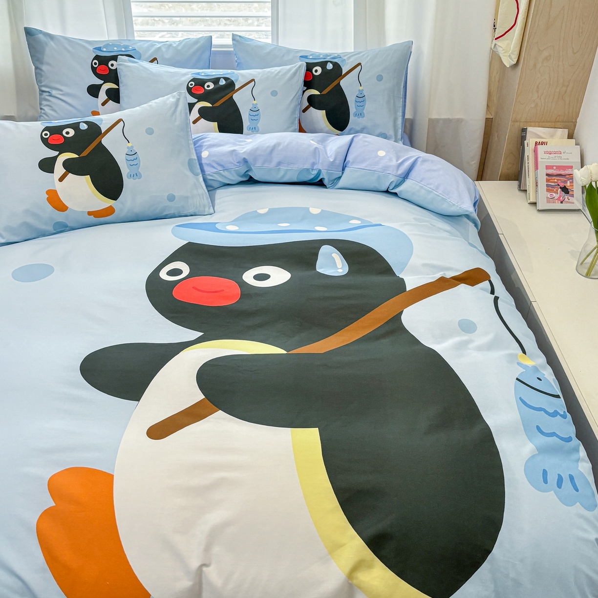 91家纺网 家纺一手货源 找家纺 孩子王家纺 2026新款卡通亲肤活性大版全纯棉专版企鹅系列四件套 钓鱼时光