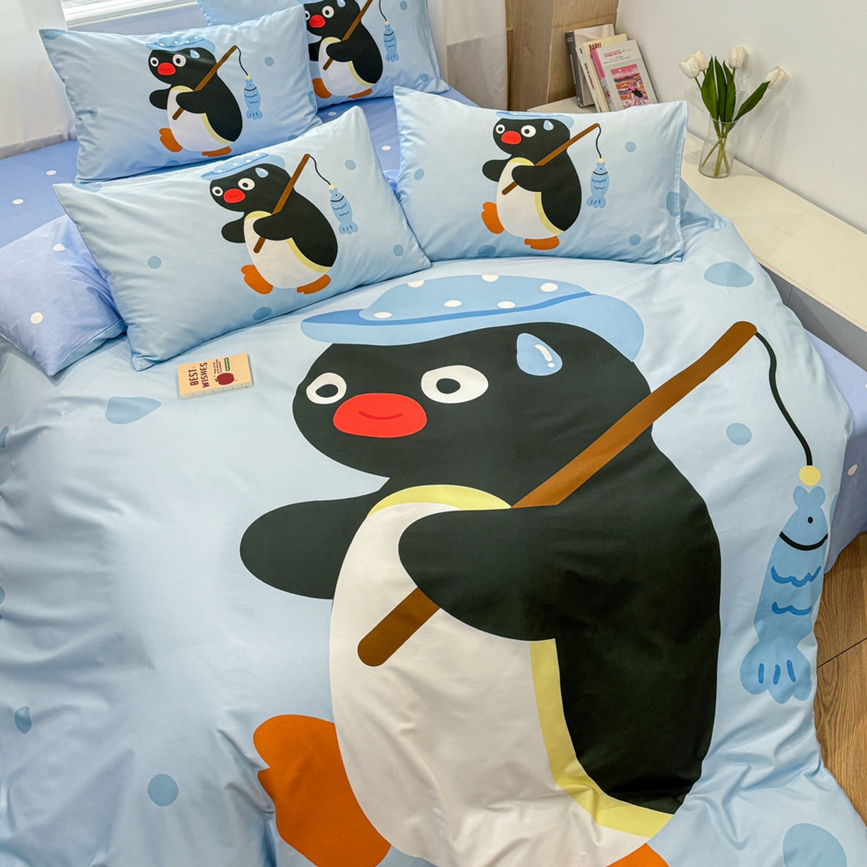 91家纺网 家纺一手货源 找家纺 孩子王家纺 2026新款卡通亲肤活性大版全纯棉专版企鹅系列四件套 钓鱼时光