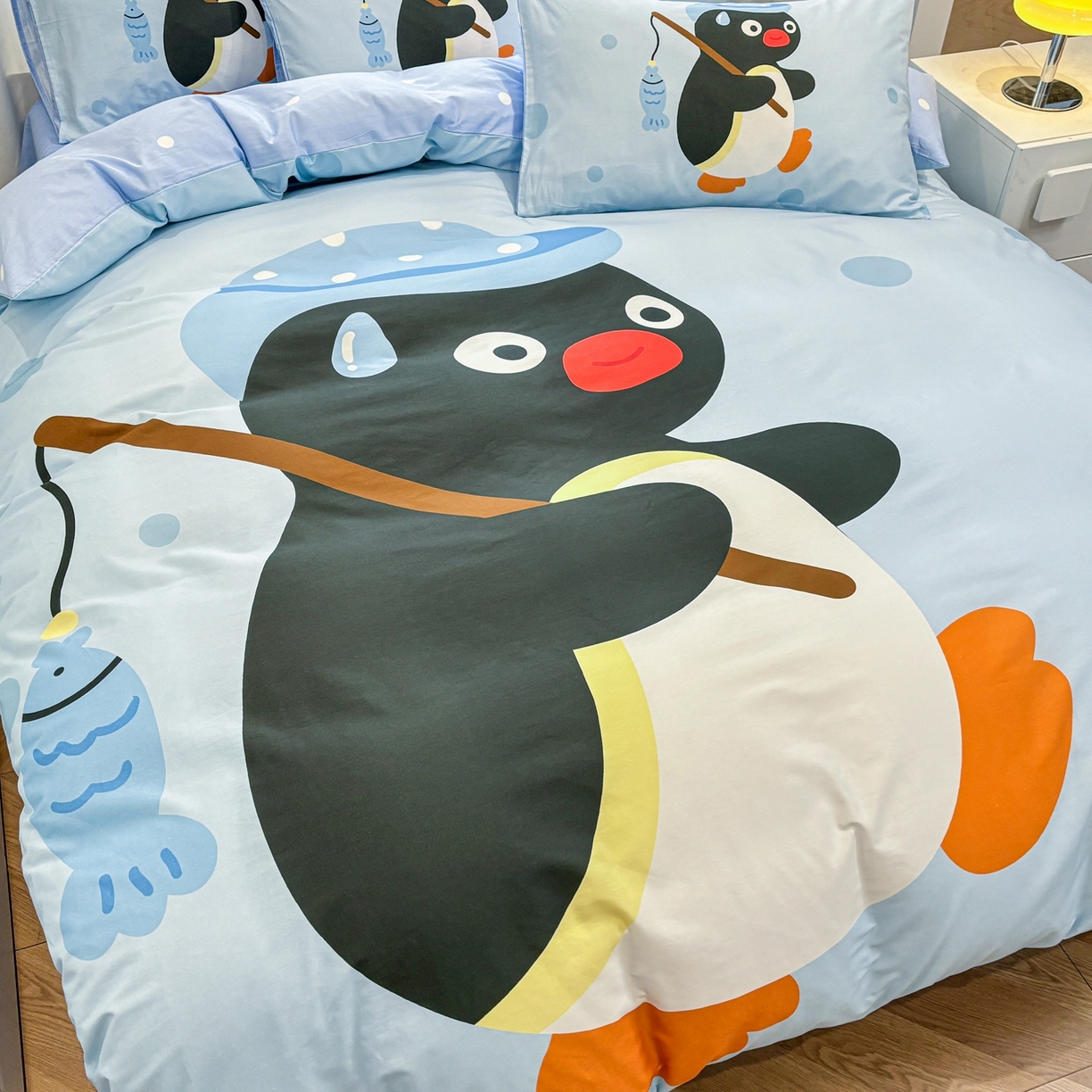 91家纺网 家纺一手货源 找家纺 孩子王家纺 2026新款卡通亲肤活性大版全纯棉专版企鹅系列四件套 钓鱼时光