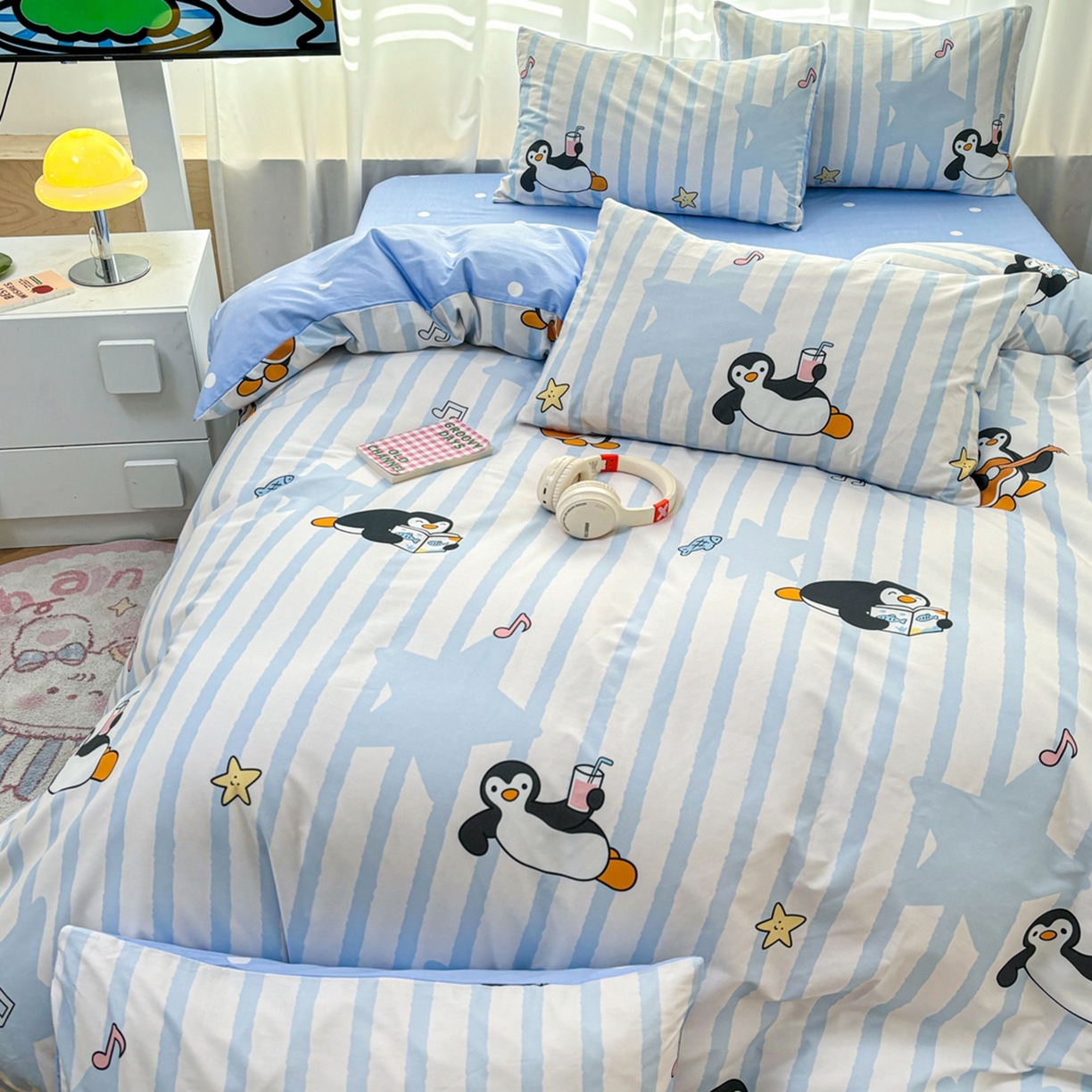 91家纺网 家纺一手货源 找家纺 孩子王家纺 2026新款卡通亲肤活性大版全纯棉专版企鹅系列四件套 条纹企鹅