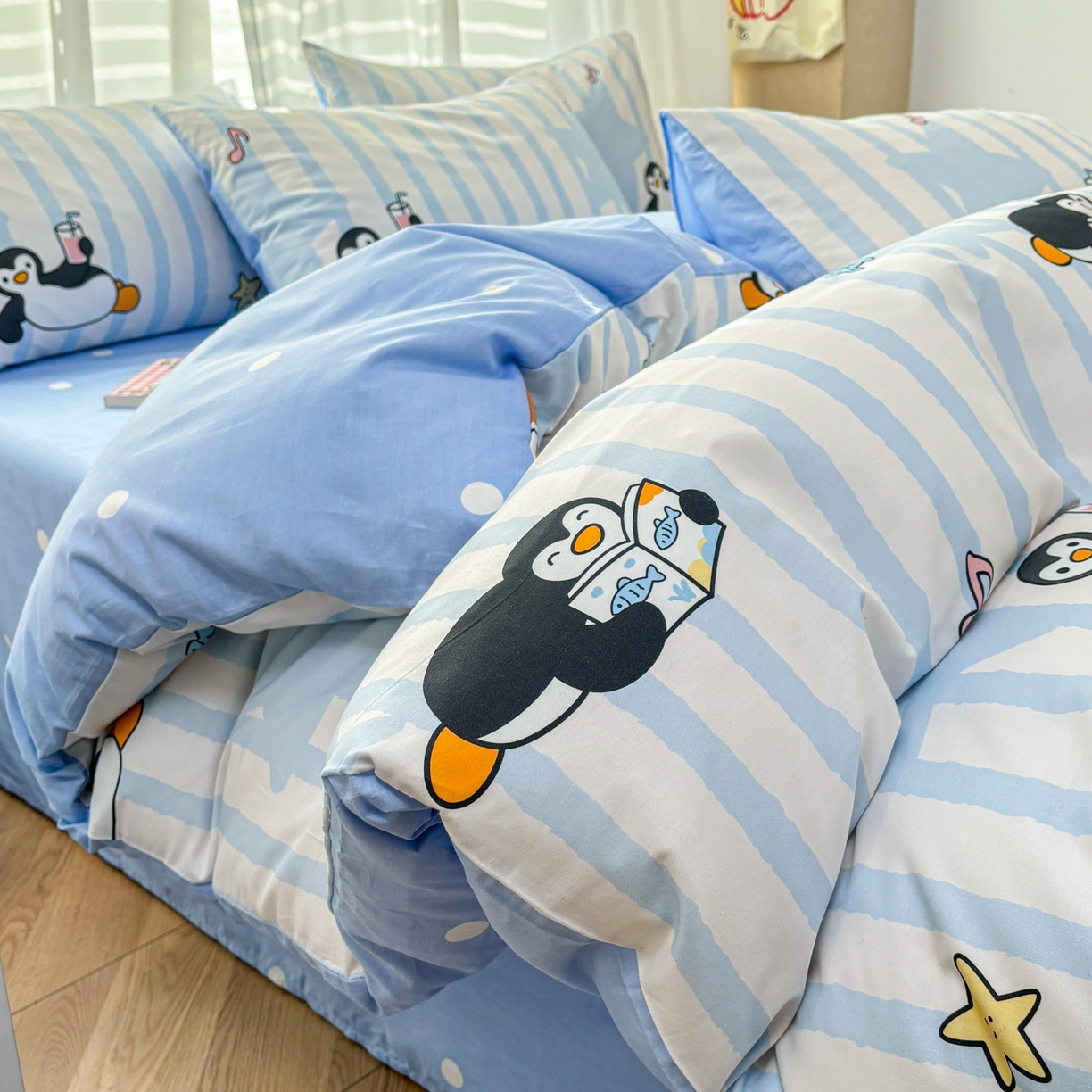 91家纺网 家纺一手货源 找家纺 孩子王家纺 2026新款卡通亲肤活性大版全纯棉专版企鹅系列四件套 条纹企鹅