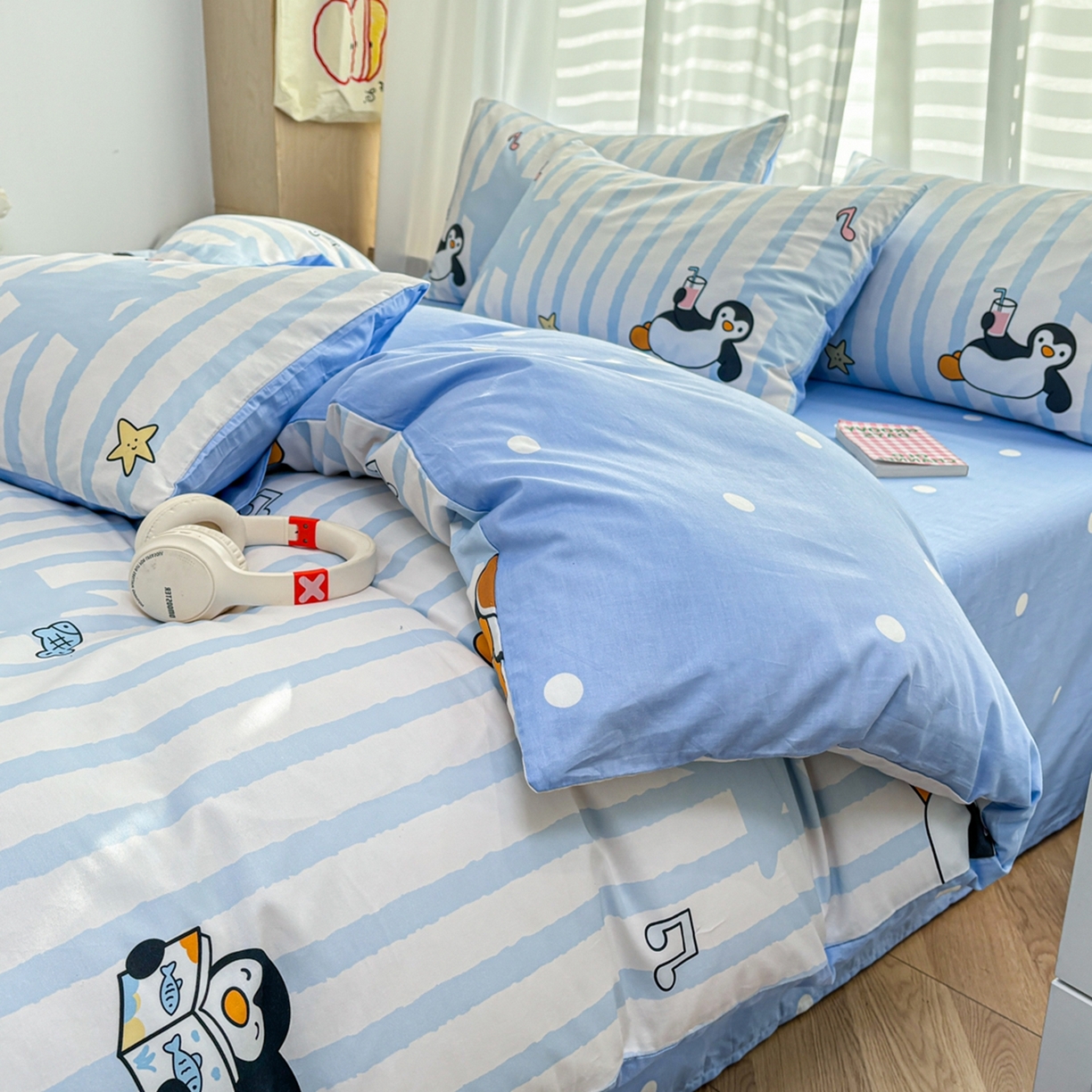 91家纺网 家纺一手货源 找家纺 孩子王家纺 2026新款卡通亲肤活性大版全纯棉专版企鹅系列四件套 条纹企鹅