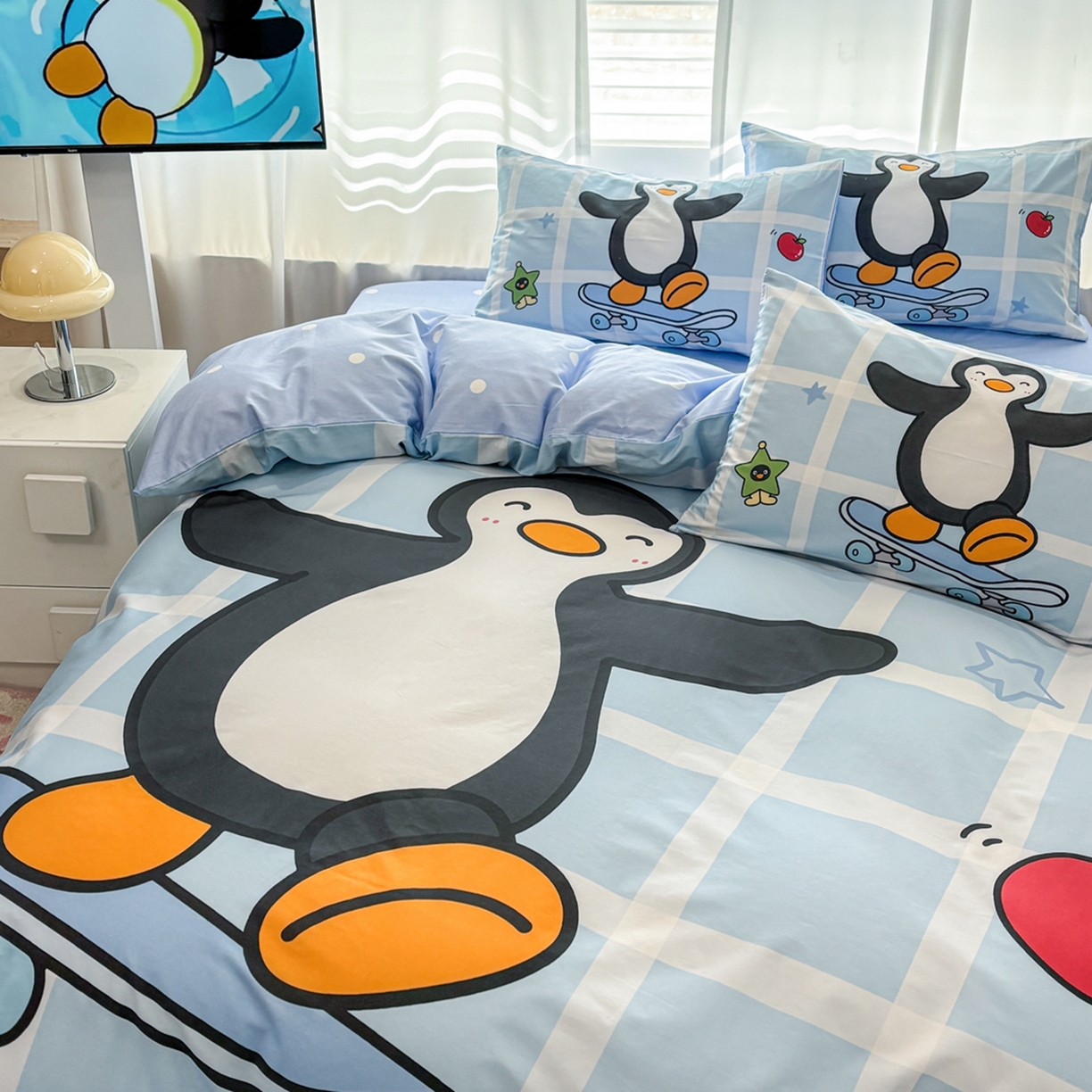 91家纺网 家纺一手货源 找家纺 孩子王家纺 2026新款卡通亲肤活性大版全纯棉专版企鹅系列四件套 元气企鹅