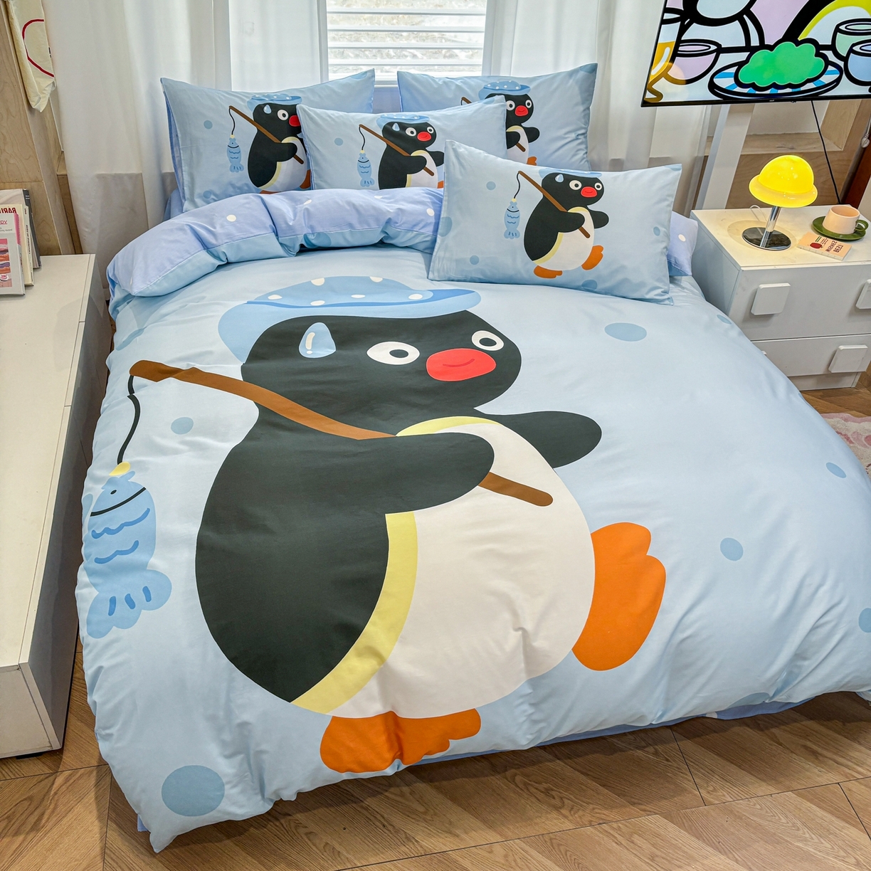 91家纺网 家纺一手货源 找家纺 孩子王家纺 2026新款卡通亲肤活性大版全纯棉专版企鹅系列四件套 钓鱼时光