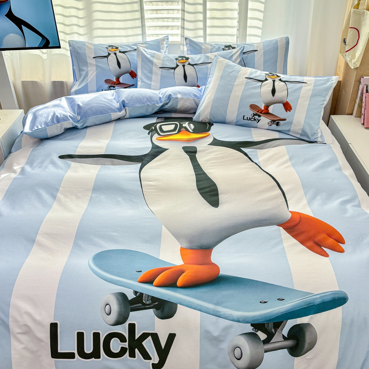 91家纺网 家纺一手货源 找家纺 孩子王家纺 2026新款卡通亲肤活性大版全纯棉专版企鹅系列四件套 滑板企鹅-蓝