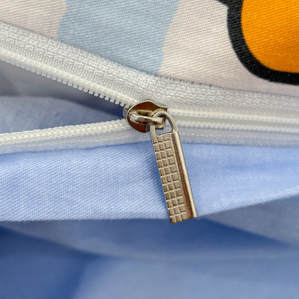 91家纺网 家纺一手货源 找家纺 孩子王家纺 2026新款卡通亲肤活性大版全纯棉专版企鹅系列四件套 条纹企鹅