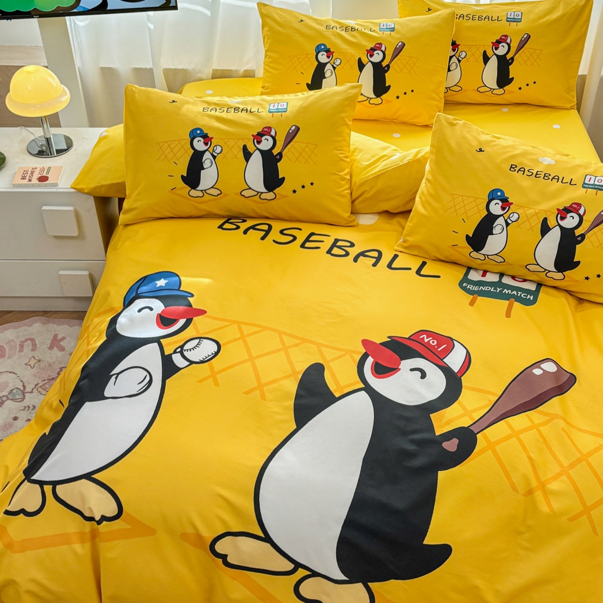 91家纺网 家纺一手货源 找家纺 孩子王家纺 2026新款卡通亲肤活性大版全纯棉专版企鹅系列四件套 棒球乐园