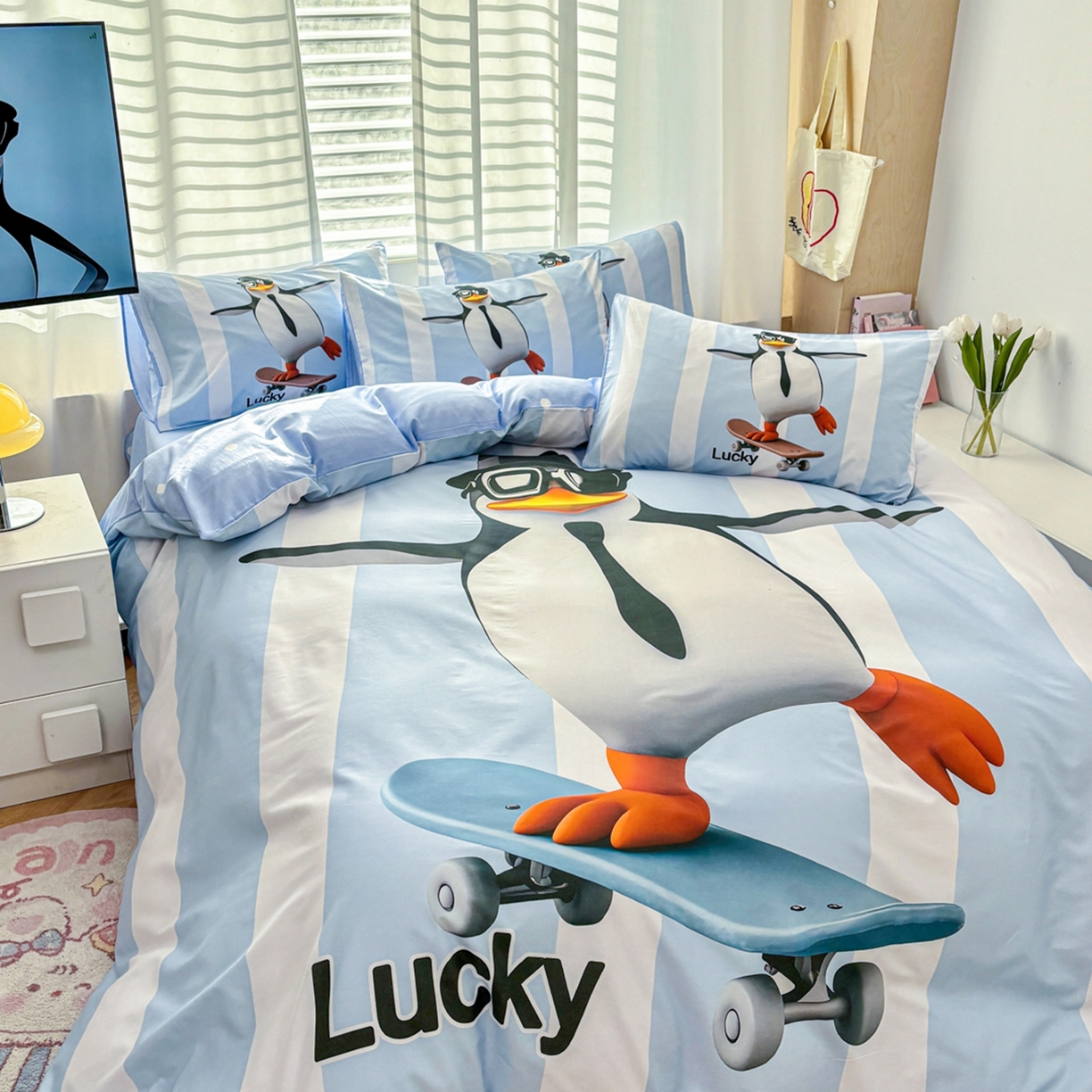 91家纺网 家纺一手货源 找家纺 孩子王家纺 2026新款卡通亲肤活性大版全纯棉专版企鹅系列四件套 滑板企鹅-蓝