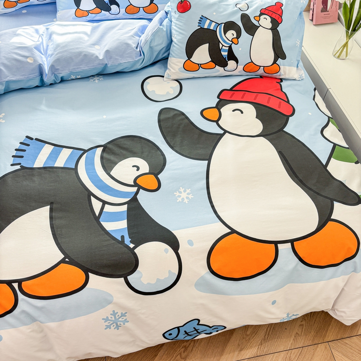 91家纺网 家纺一手货源 找家纺 孩子王家纺 2026新款卡通亲肤活性大版全纯棉专版企鹅系列四件套 冬日企鹅