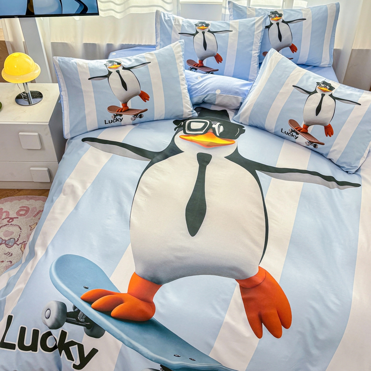 91家纺网 家纺一手货源 找家纺 孩子王家纺 2026新款卡通亲肤活性大版全纯棉专版企鹅系列四件套 滑板企鹅-蓝