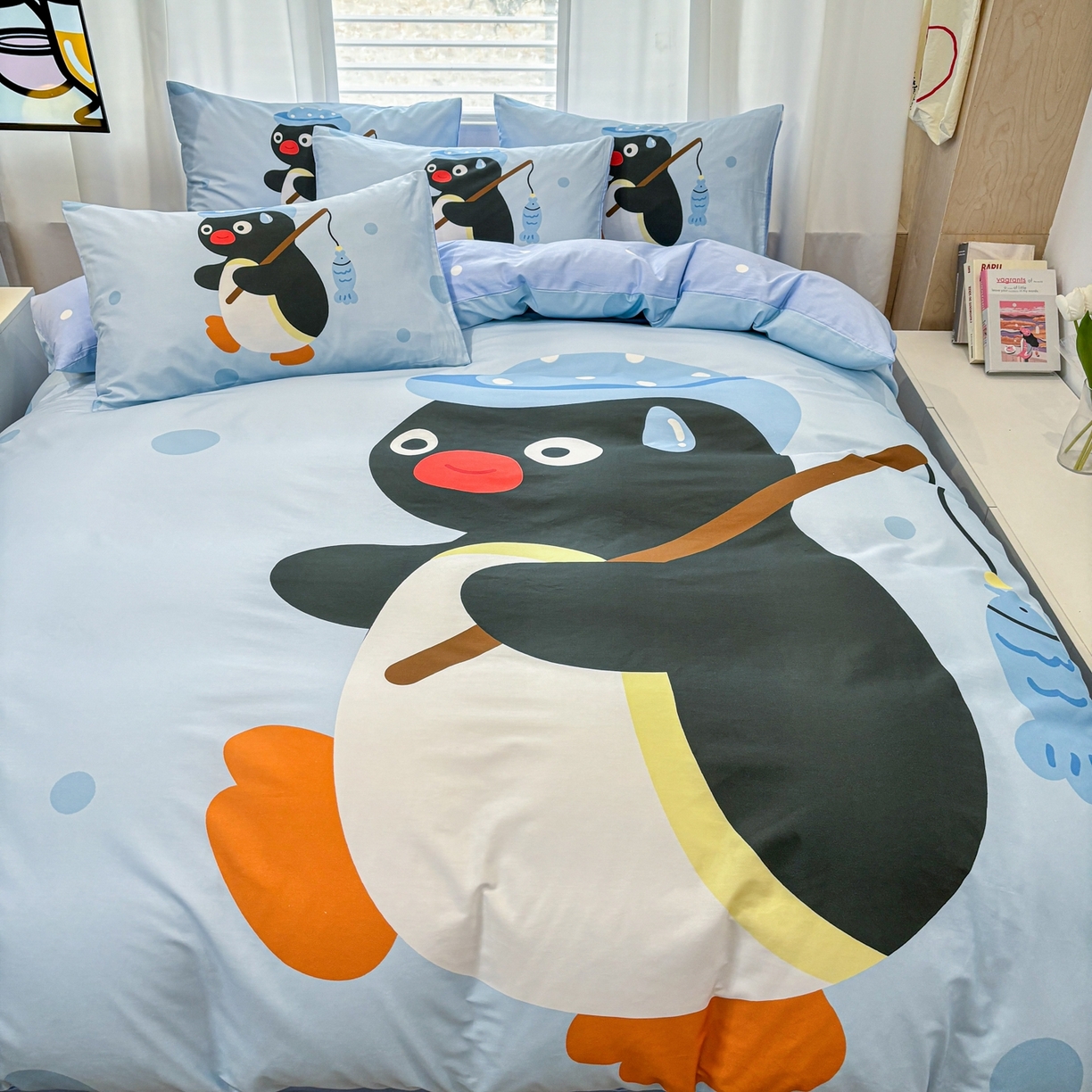 91家纺网 家纺一手货源 找家纺 孩子王家纺 2026新款卡通亲肤活性大版全纯棉专版企鹅系列四件套 钓鱼时光