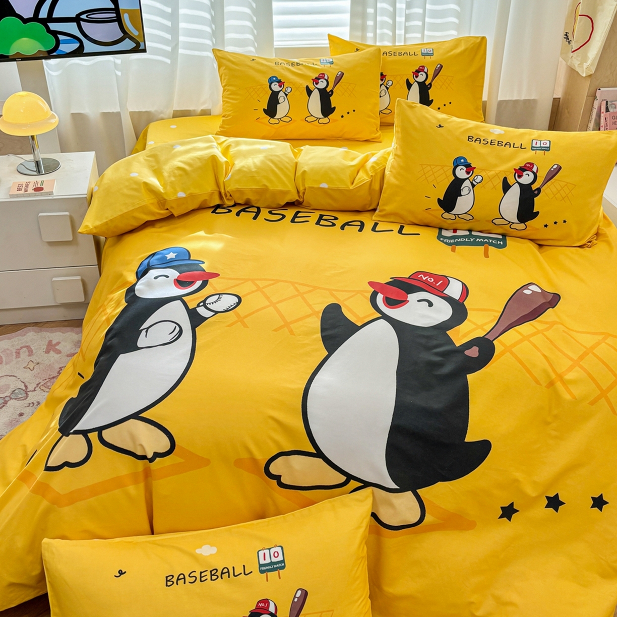 91家纺网 家纺一手货源 找家纺 孩子王家纺 2026新款卡通亲肤活性大版全纯棉专版企鹅系列四件套 棒球乐园