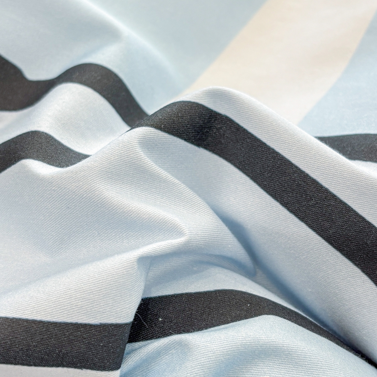 91家纺网 家纺一手货源 找家纺 孩子王家纺 2026新款卡通亲肤活性大版全纯棉专版企鹅系列四件套 元气企鹅