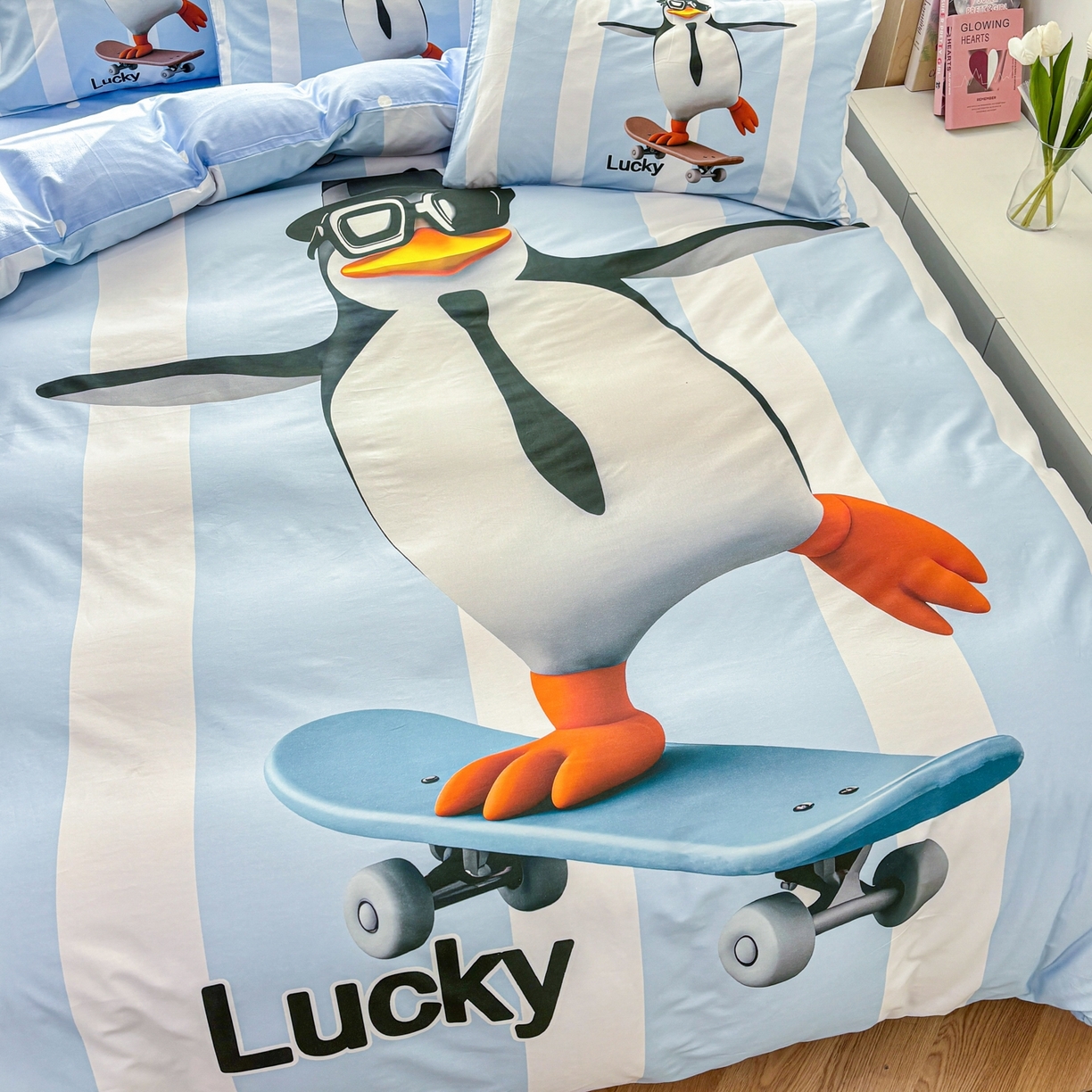 91家纺网 家纺一手货源 找家纺 孩子王家纺 2026新款卡通亲肤活性大版全纯棉专版企鹅系列四件套 滑板企鹅-蓝