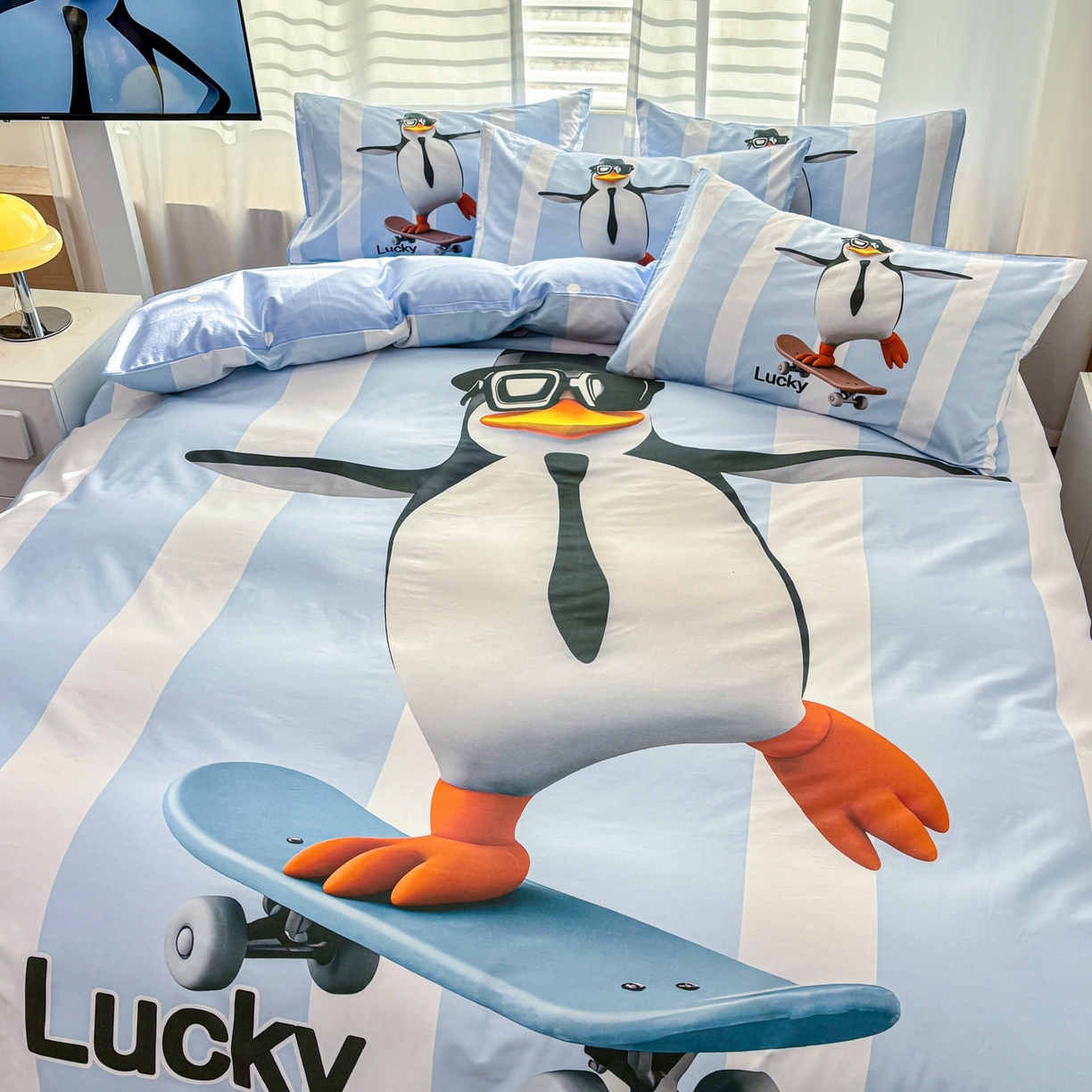 91家纺网 家纺一手货源 找家纺 孩子王家纺 2026新款卡通亲肤活性大版全纯棉专版企鹅系列四件套 滑板企鹅-蓝