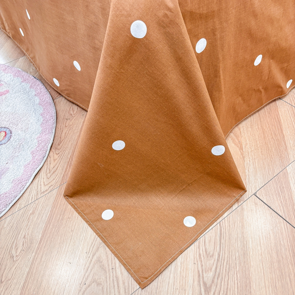 91家纺网 家纺一手货源 找家纺 孩子王家纺 2026新款卡通亲肤活性大版全纯棉专版企鹅系列四件套 滑板企鹅-咖