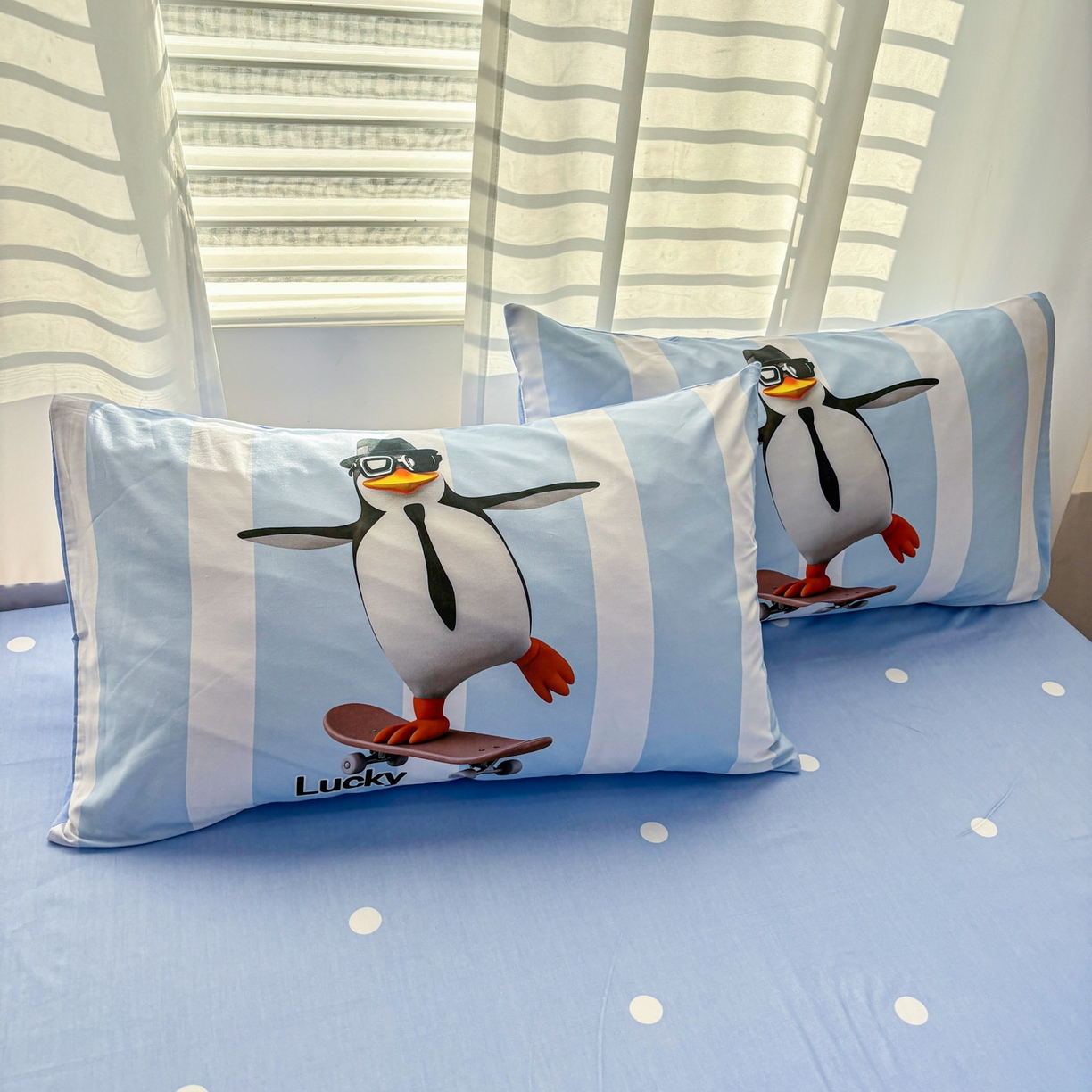 91家纺网 家纺一手货源 找家纺 孩子王家纺 2026新款卡通亲肤活性大版全纯棉专版企鹅系列四件套 滑板企鹅-蓝