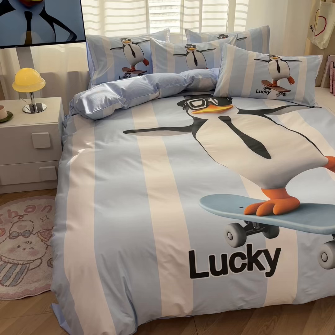 91家纺网 家纺一手货源 找家纺 孩子王家纺 2026新款卡通亲肤活性大版全纯棉专版企鹅系列四件套 滑板企鹅-蓝