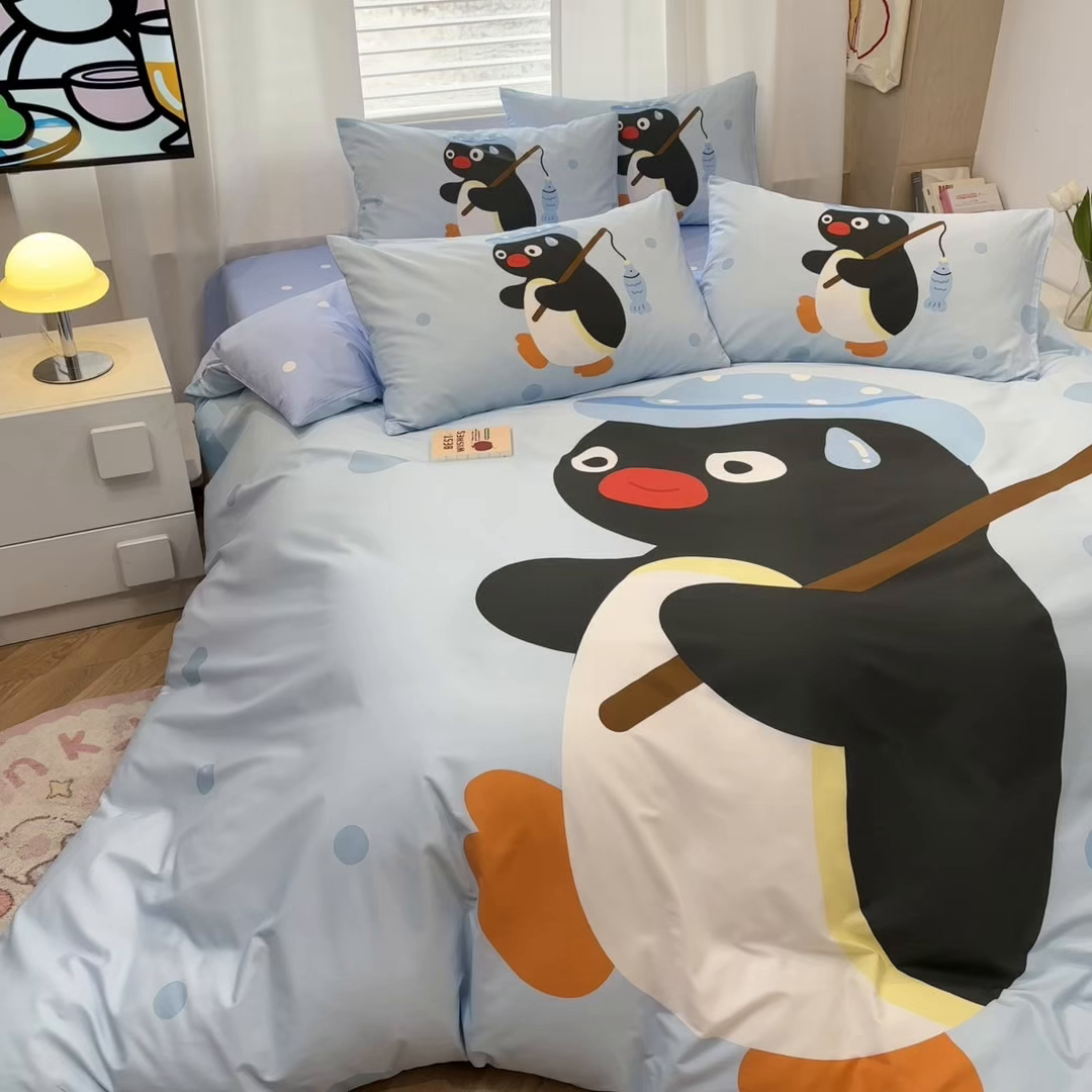 91家纺网 家纺一手货源 找家纺 孩子王家纺 2026新款卡通亲肤活性大版全纯棉专版企鹅系列四件套 钓鱼时光