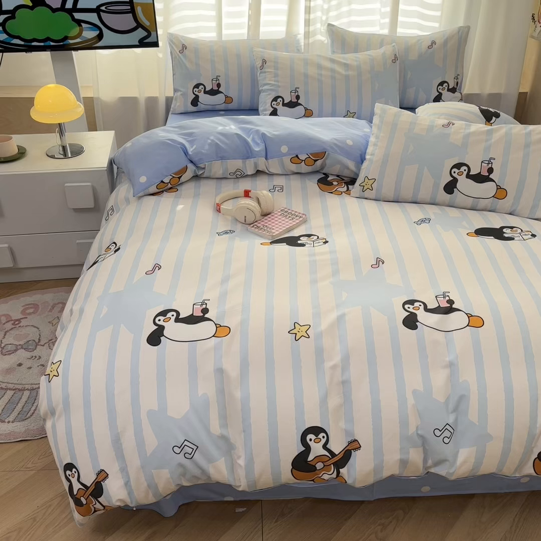 91家纺网 家纺一手货源 找家纺 孩子王家纺 2026新款卡通亲肤活性大版全纯棉专版企鹅系列四件套 条纹企鹅