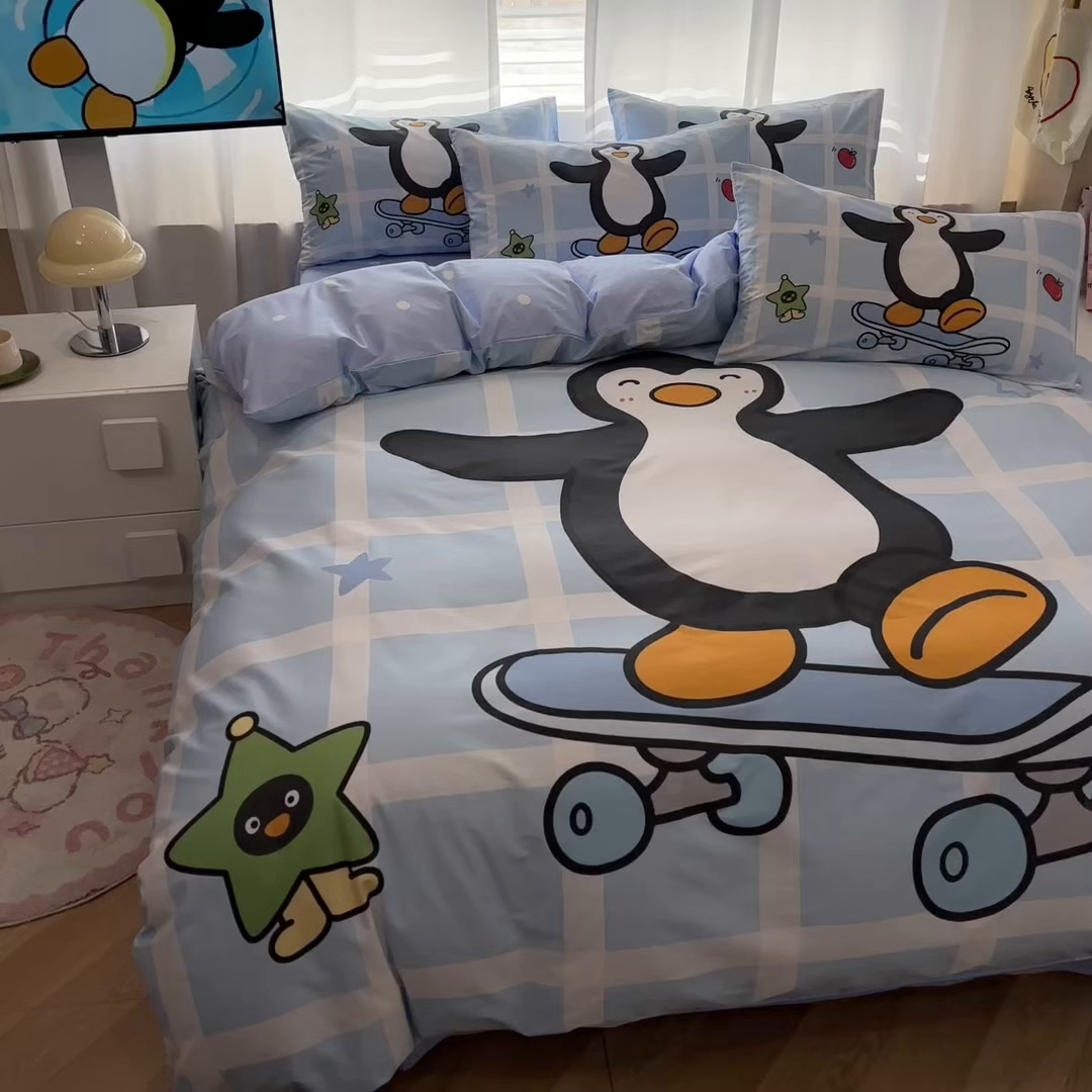91家纺网 家纺一手货源 找家纺 孩子王家纺 2026新款卡通亲肤活性大版全纯棉专版企鹅系列四件套 元气企鹅