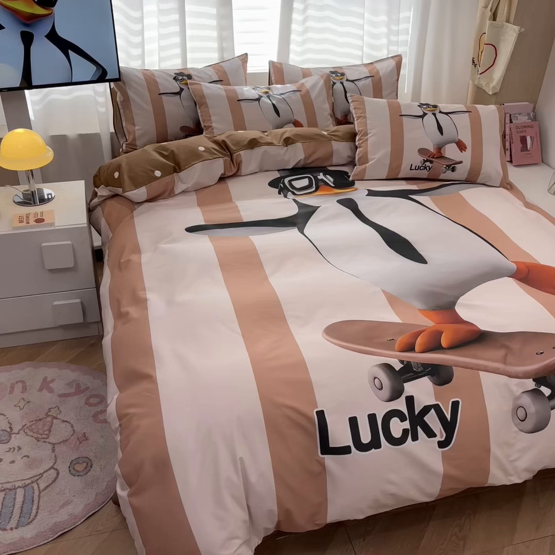 91家纺网 家纺一手货源 找家纺 孩子王家纺 2026新款卡通亲肤活性大版全纯棉专版企鹅系列四件套 滑板企鹅-咖