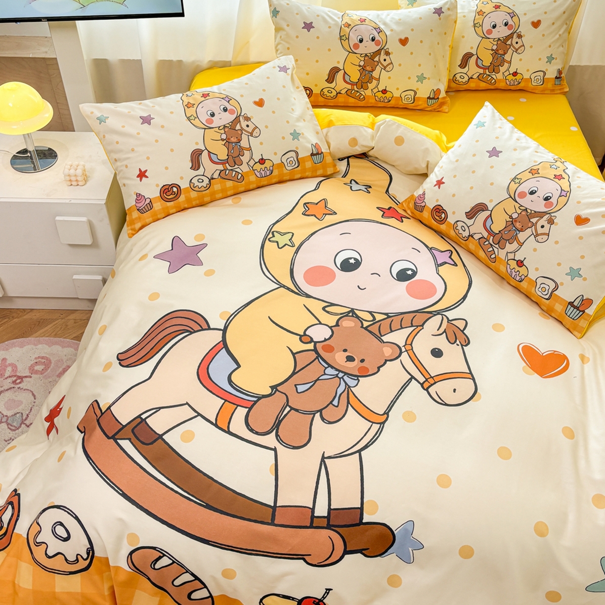91家纺网 家纺一手货源 找家纺 孩子王家纺 2026新款卡通亲肤全棉纯棉大版星星人系列四件套 焦糖木马