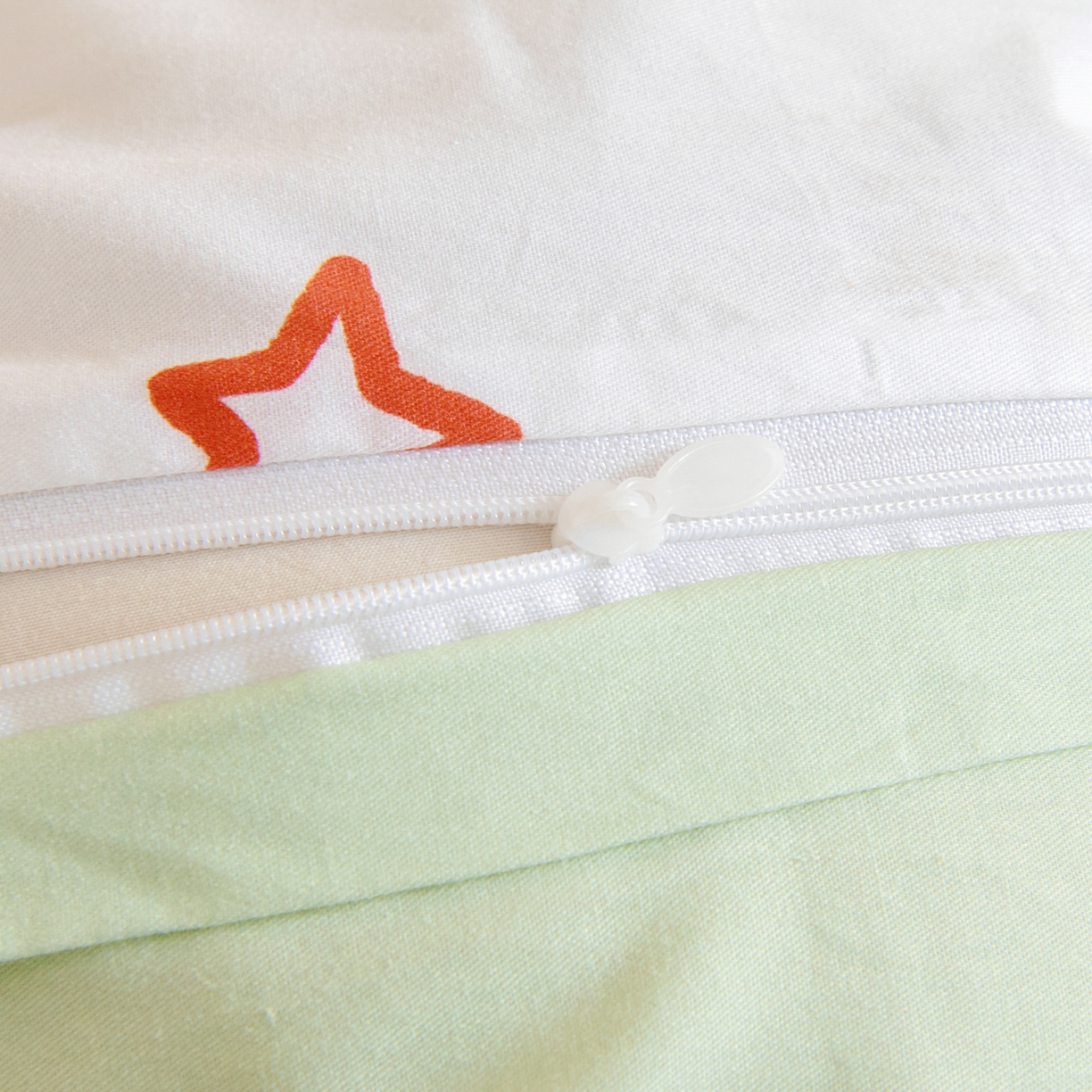 91家纺网 家纺一手货源 找家纺 孩子王家纺 2026新款卡通全棉纯棉正版授权蜡笔小新幼儿园套件三件套六件套多件套 温馨小新